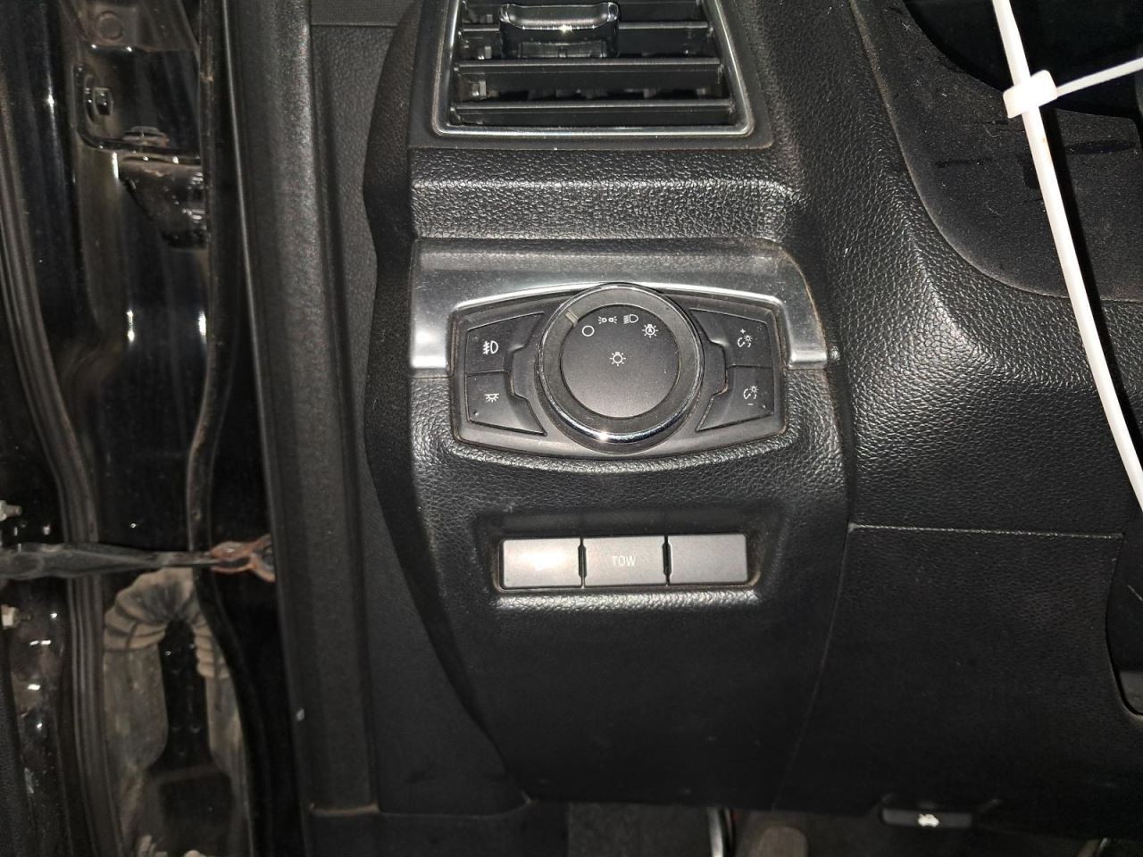 EXPLORER 2017 Glove Box 1608753