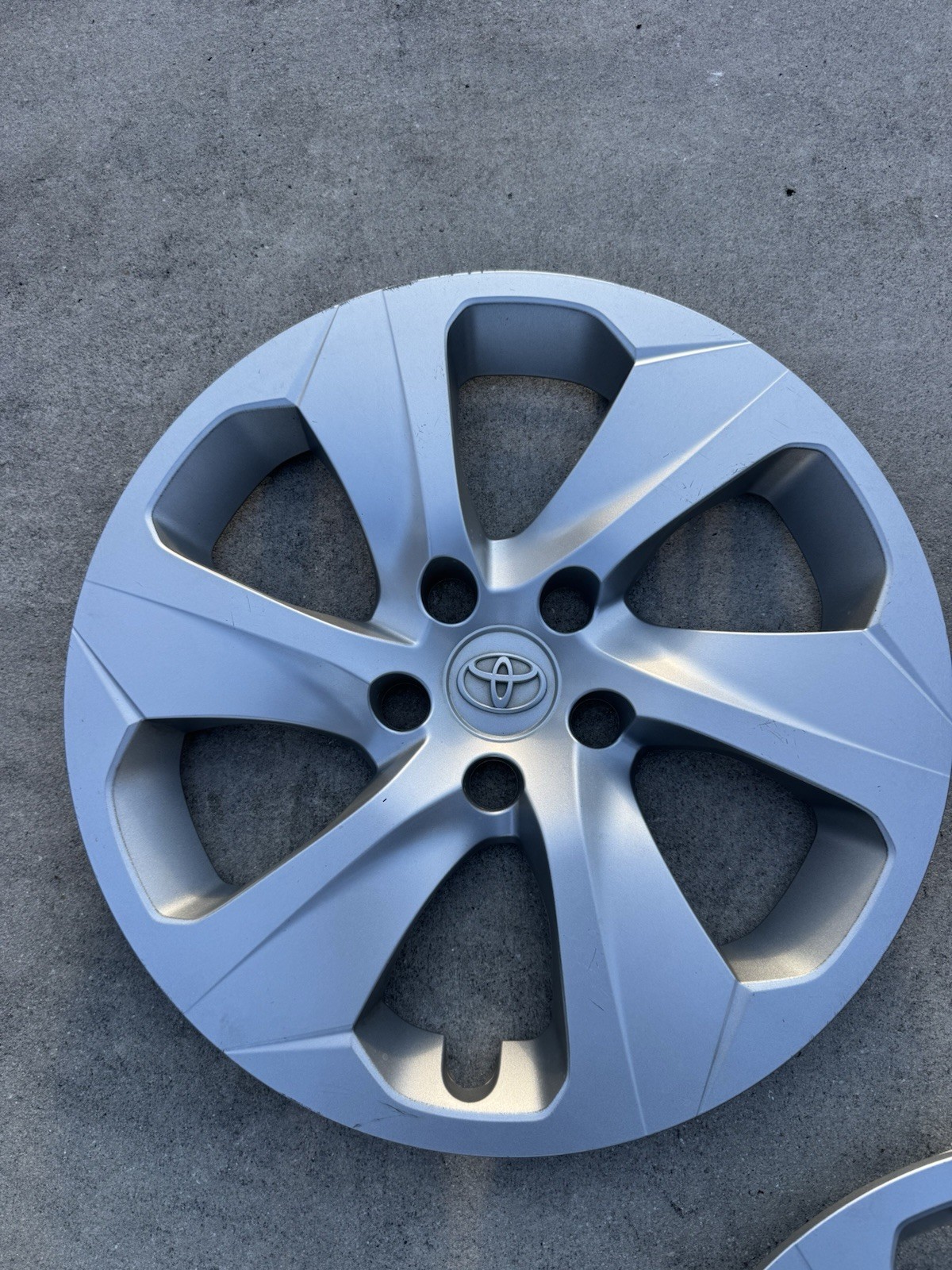OEM Toyota Rav4 Hubcaps (Set of 3, Silver, 2019-2025 – Part #426020r040)