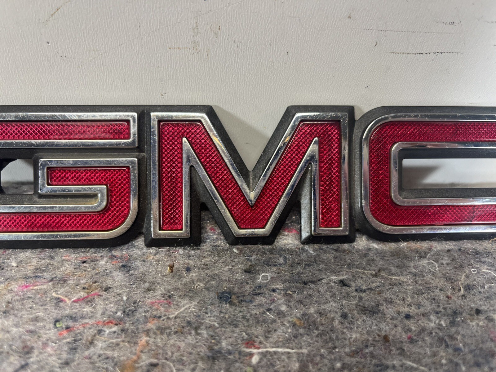 1998-2006 GMC Yukon Rear Back Tailgate Liftgate Logo Emblem Nameplate 15029627