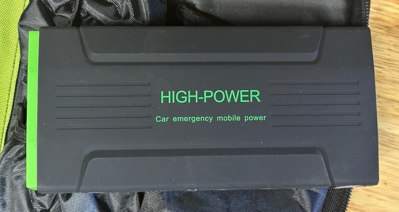 16800mAH HIGH-POWER Automobile emergency mobile power supply 160*75*28mm