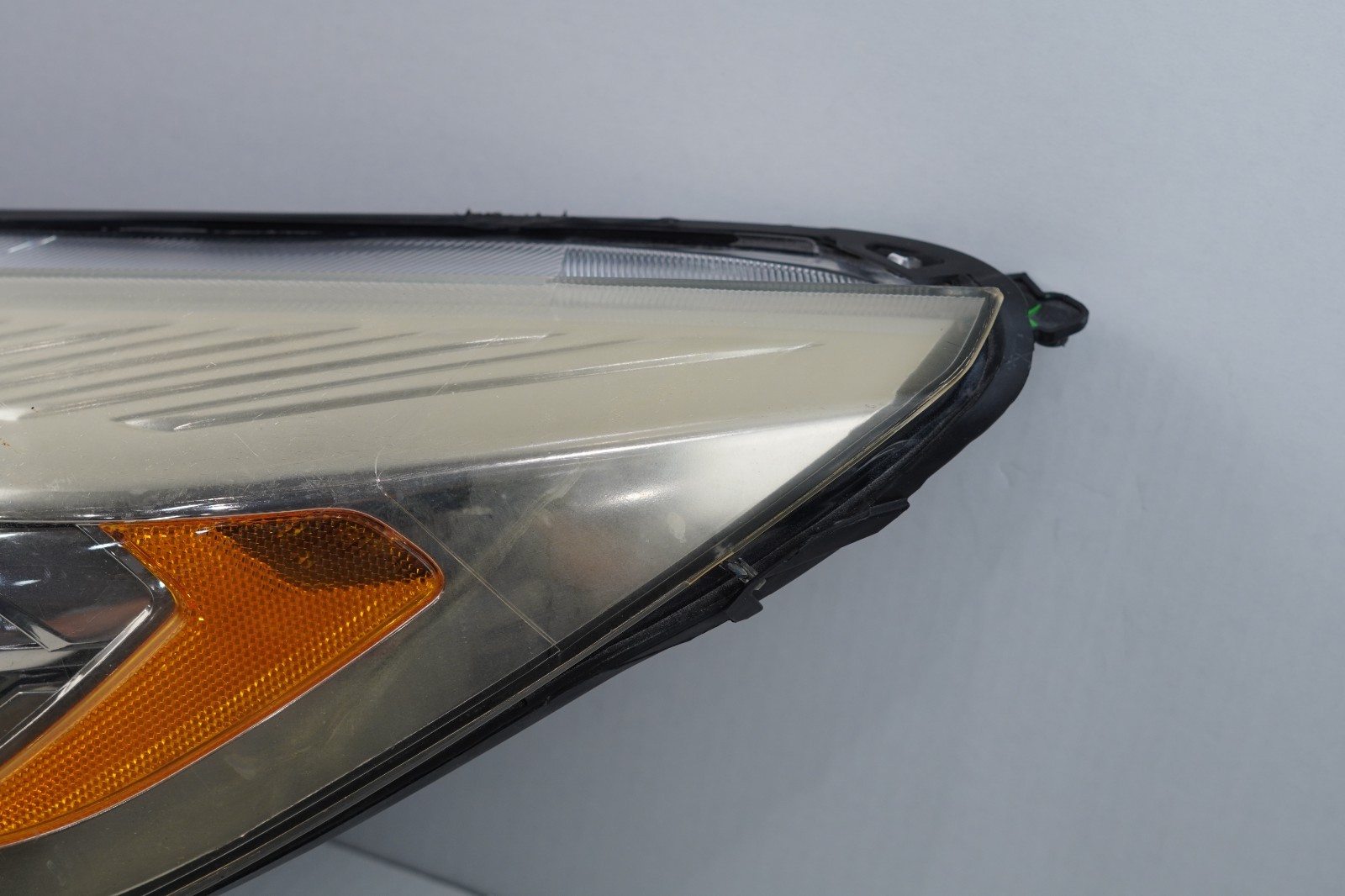 OEM | 2017 – 2019 Ford Escape Projector style Halogen W/led Left Driver W1