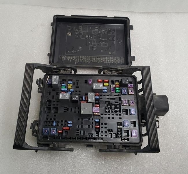 2014-2017 Chevy Silverado 1500 Engine Fuse Box Genuine OEM