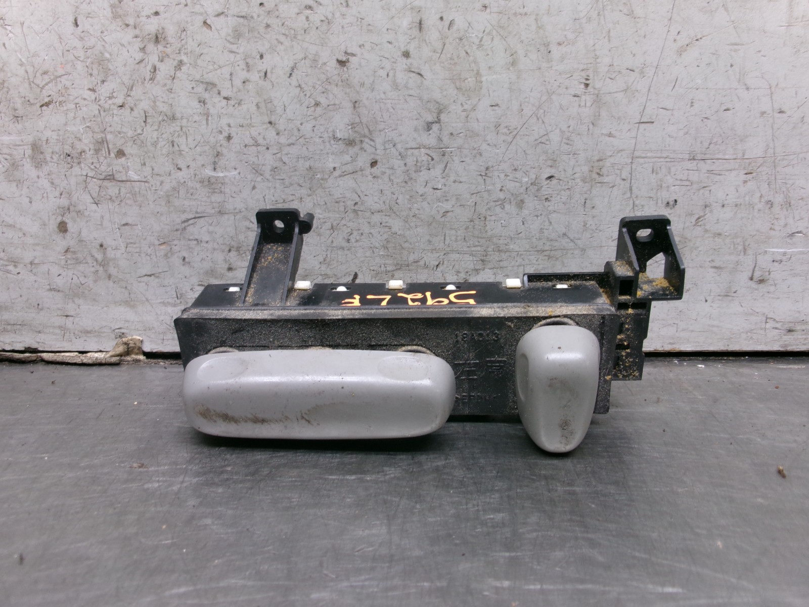 05 – 10 TOYOTA SIENNA LEFT DRIVER FRONT SEAT CONTROL SWITCH