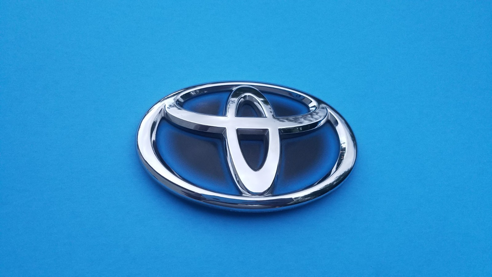 TOYOTA AVALON PRIUS COROLLA 4 3/8 X 3 INCHES REAR GATE EMBLEM LOGO BADGE OEM A22