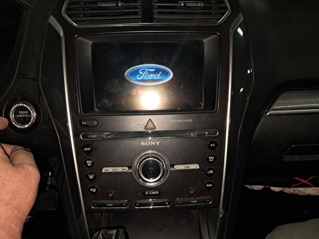 EXPLORER 2017 Glove Box 1608753