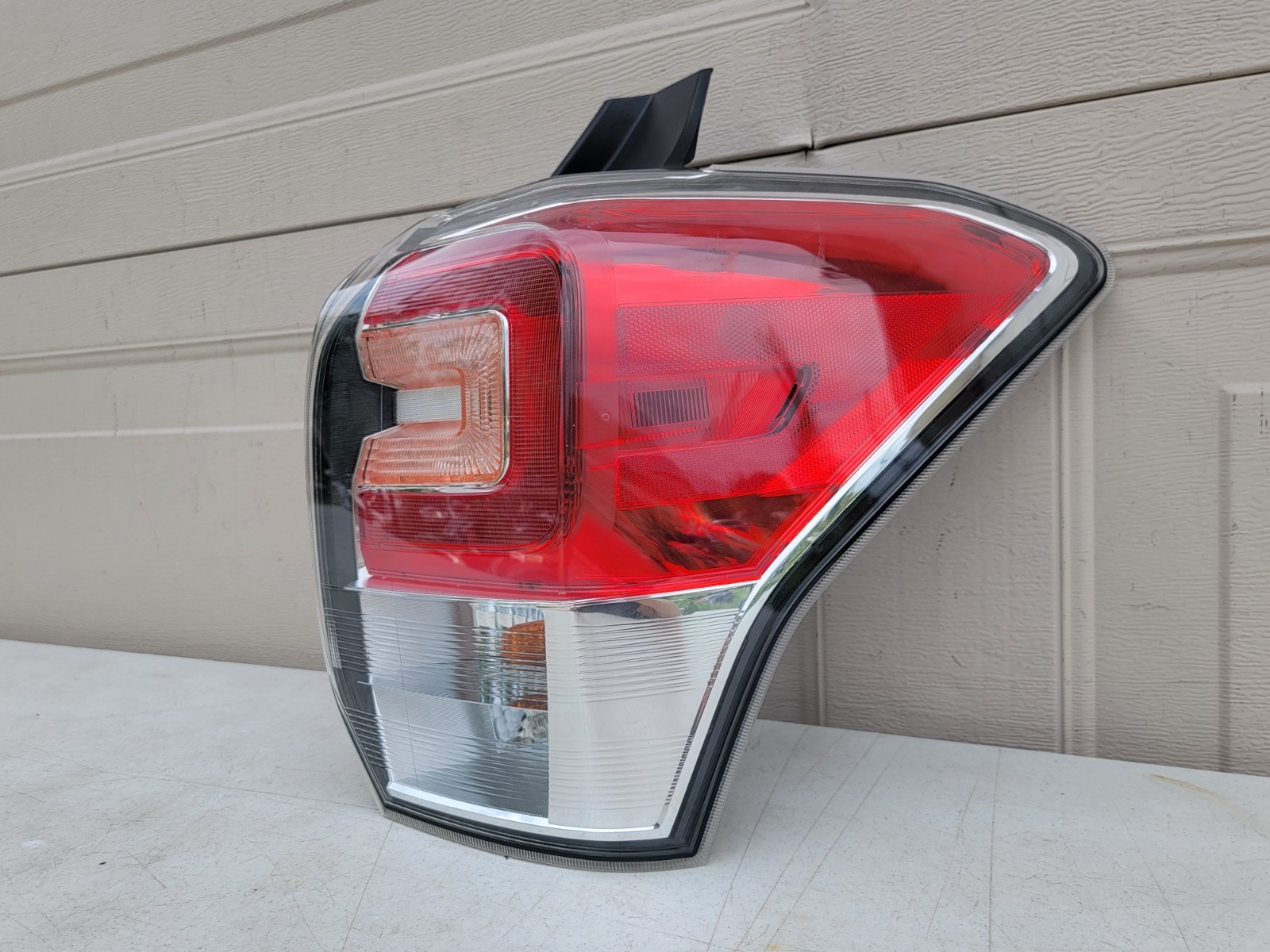 2016-2018 SUBARU FORESTER TAIL LIGHT RIGHT OEM 84201-SG141