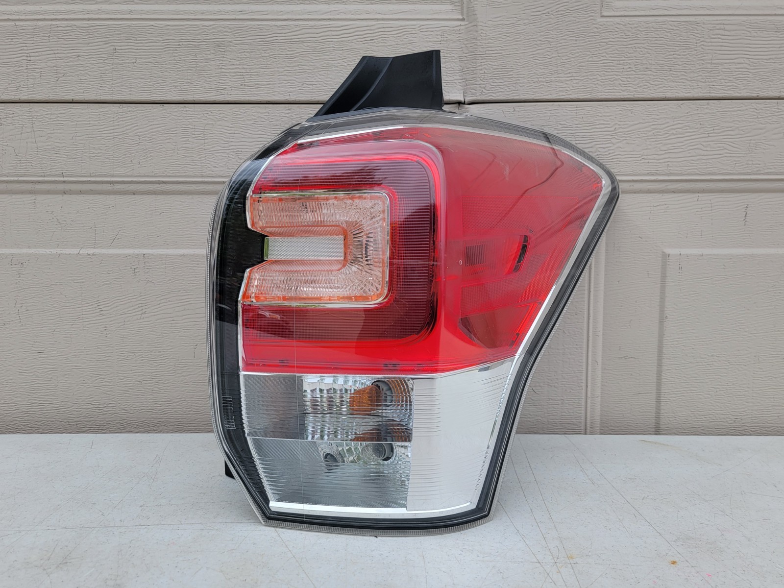2016-2018 SUBARU FORESTER TAIL LIGHT RIGHT OEM 84201-SG141