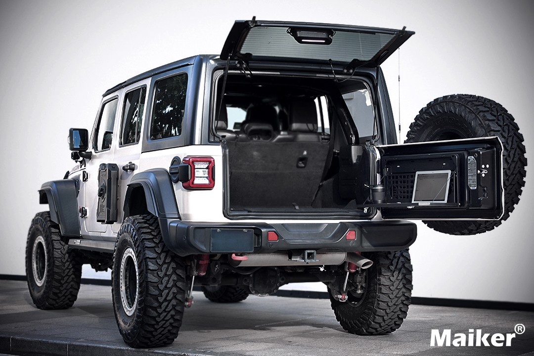 Car tailgate table with a foldable storage capacity of up to 1000 pounds