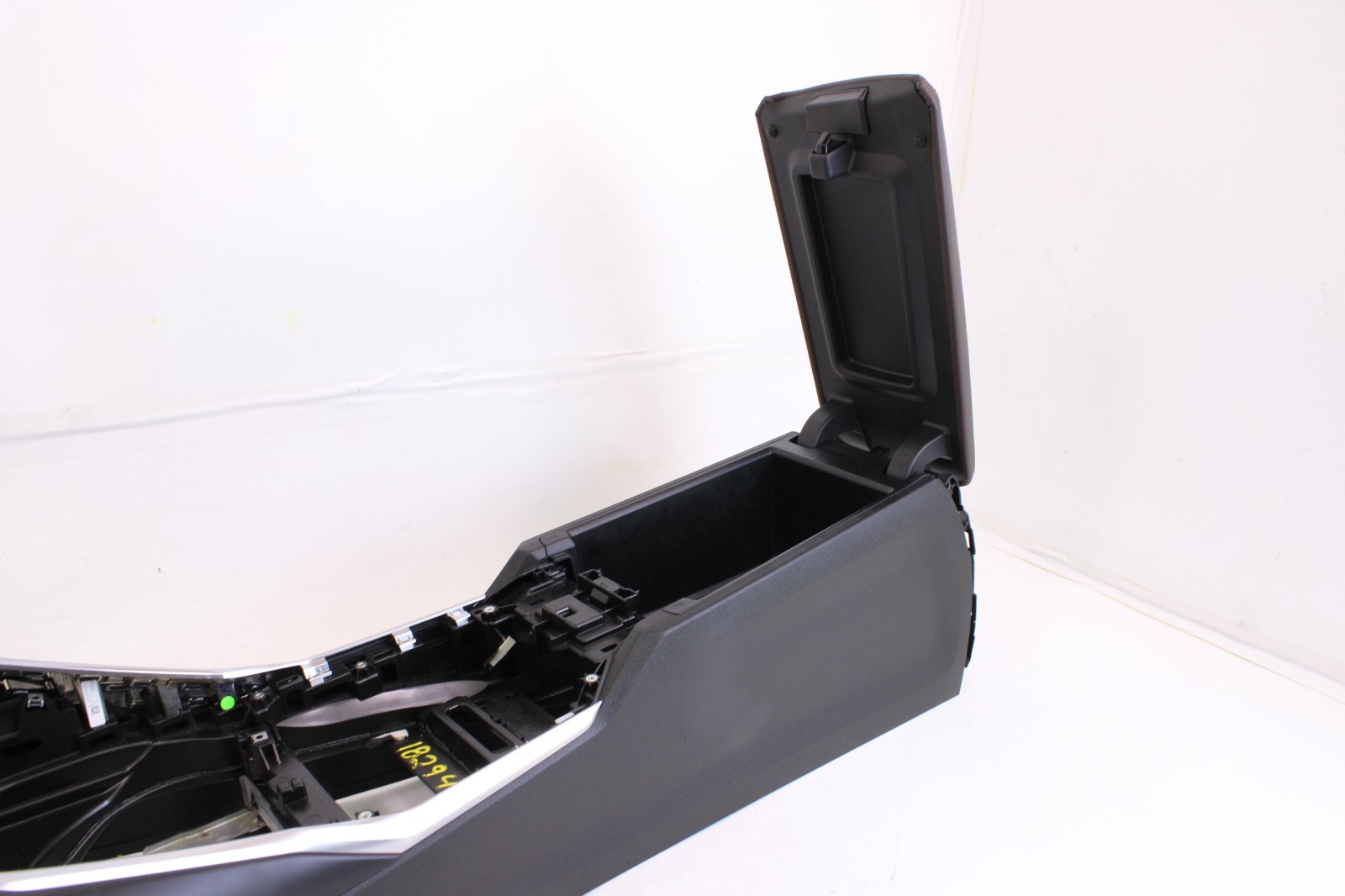 2019 – 2024 BMW G20 330XI CENTER CONSOLE MOUNTED ARMREST LID BROWN OEM # 18294