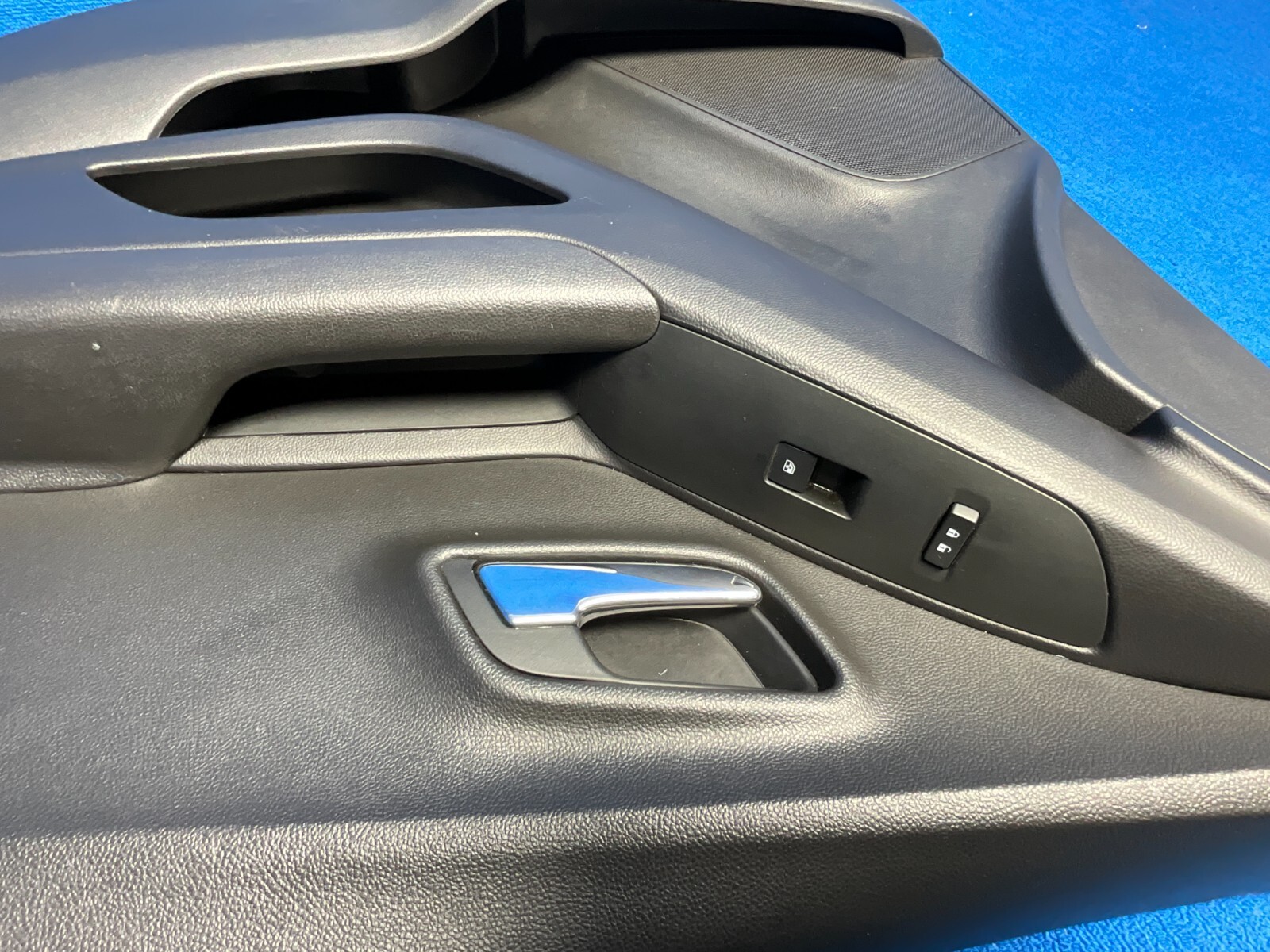 BLACK 2017-2020 CHEVROLET TRAX FRONT RIGHT INTERIOR DOOR PANEL TRIM HANDLE OEM