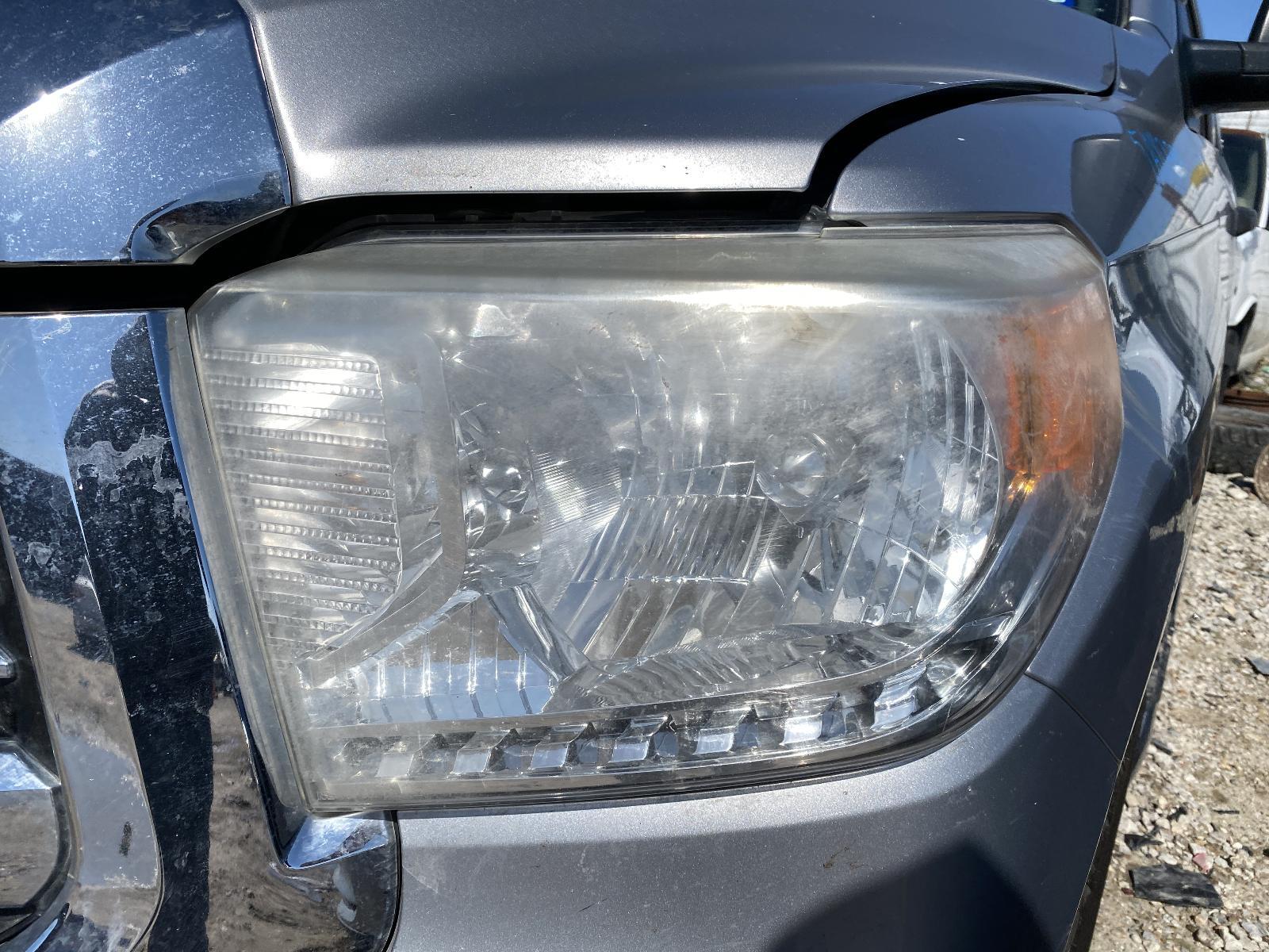 Used Right Headlight Assembly fits: 2017 Toyota Tundra w/leveling power w/LED da