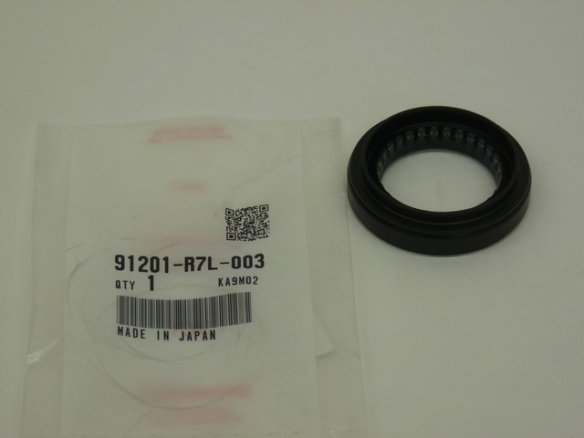 Genuine Honda Drive Axle Shaft Seal 91201-R7L-003