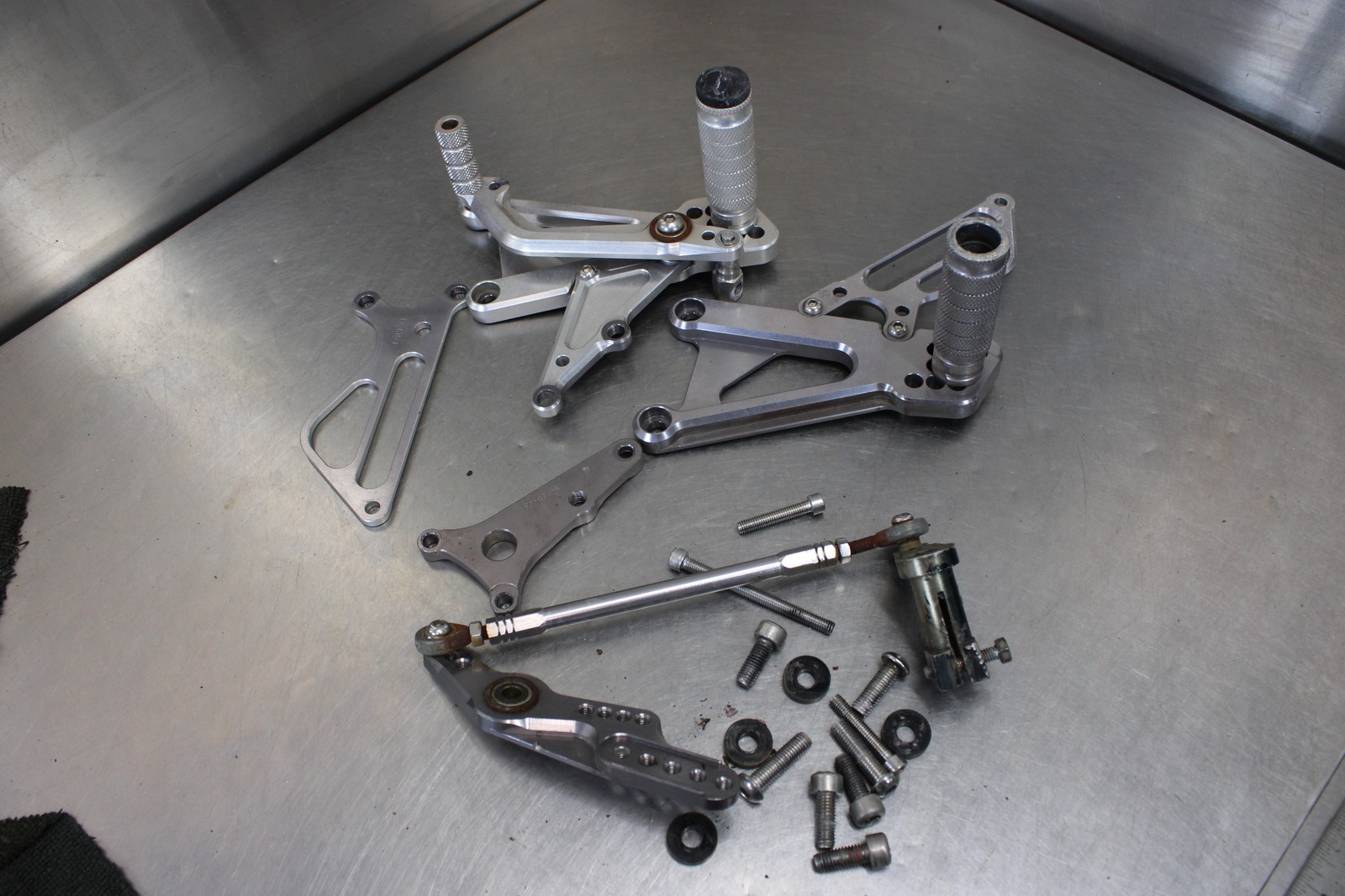 06-08 TRIUMPH DAYTONA 675 AFTERMARKET RIGHT LEFT REARSETS REAR SET DRIVER FOOT