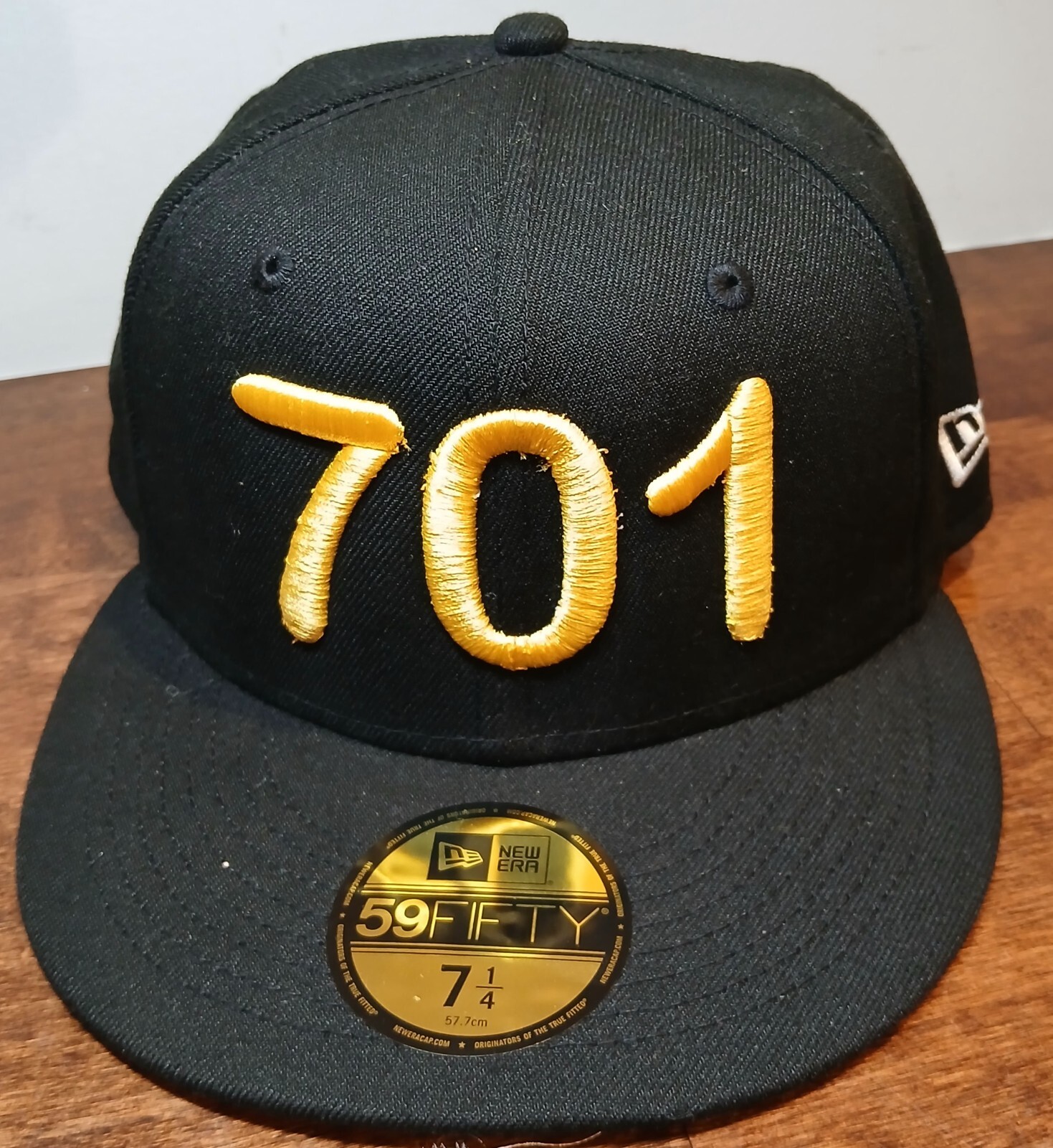 701 New Era cap in black with yellow details. Size 7 1/4 (57.7cm)