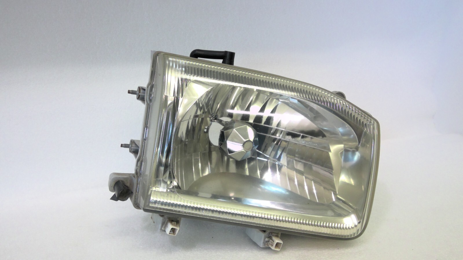2000 – 2004 NISSAN PATHFINDER RIGHT PASSENGER HEADLAMP OEM
