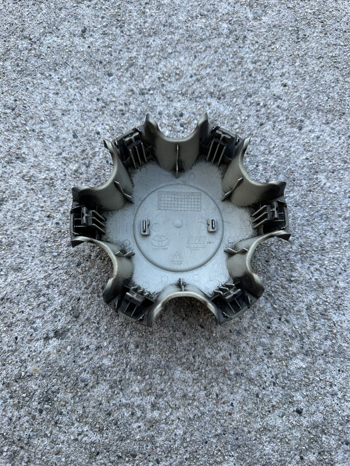 2016 – 2020 21 Toyota Tacoma 75189 Charcoal Wheel Center Hub Cap OEM 4260B-04050