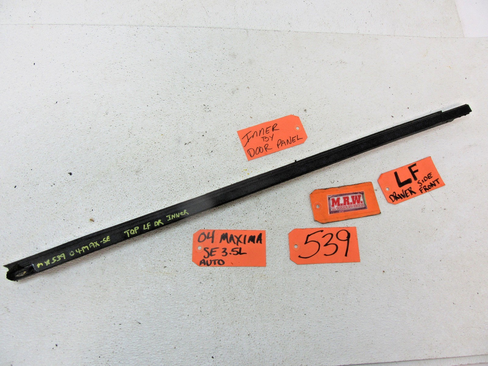 DOOR PANEL LEFT FRONT INSIDE GLASS WINDOW SEAL MOLDING RUBBER for 04-08 MAXIMA