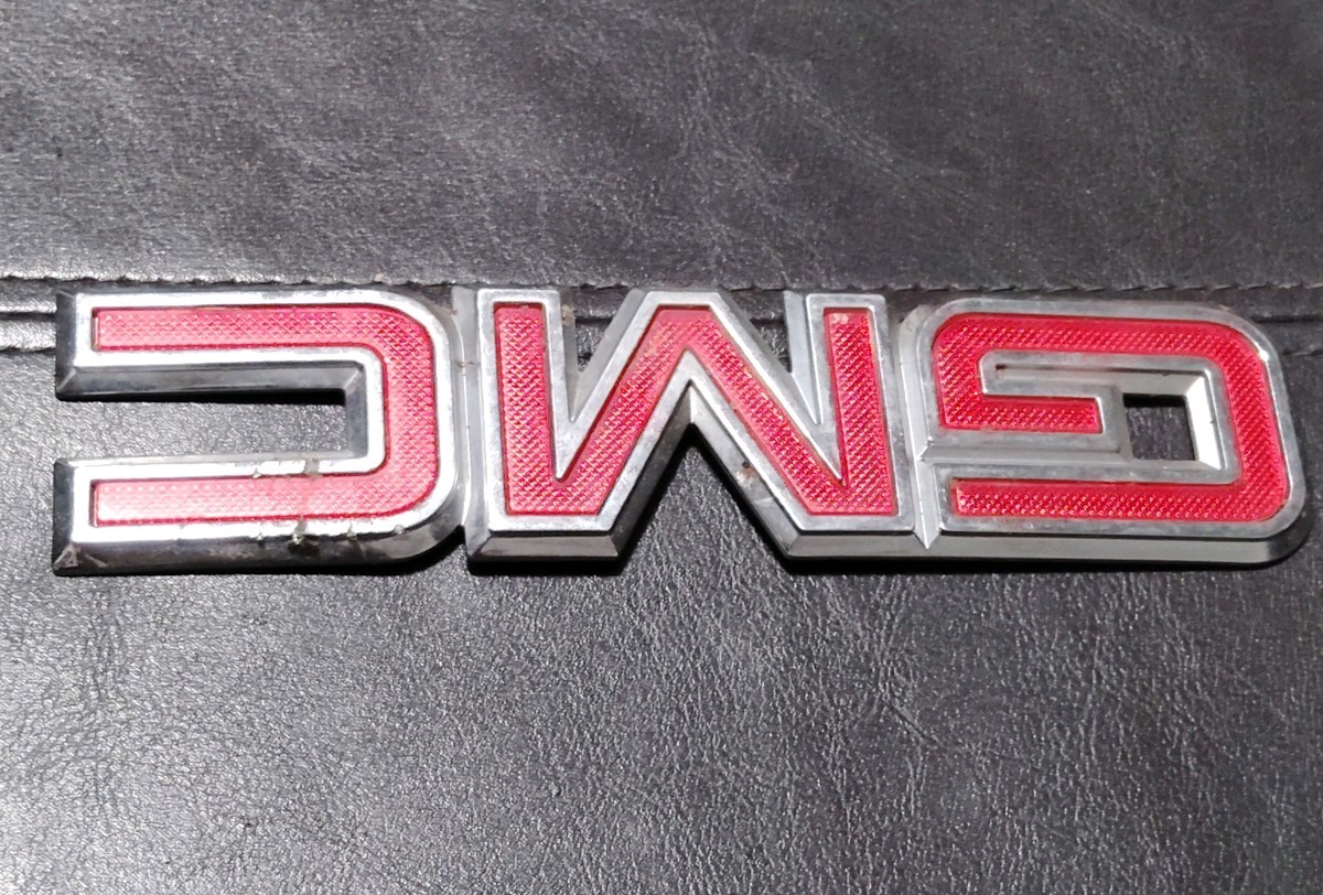 1999 2000 2001 2002 2003 2004 2005-2006 GMC Sierra Tailgate Emblem 7” OEM