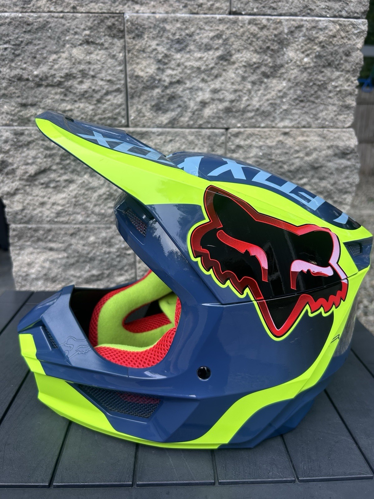 Fox Youth Medium Helmet V1 Venz Pre Owned