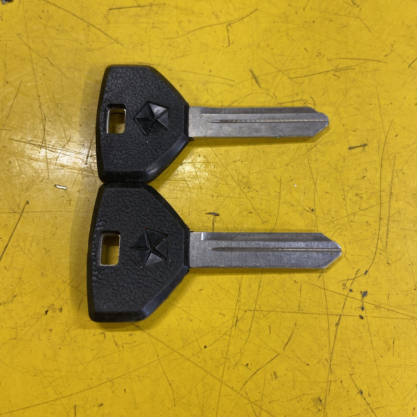 2 DODGE PLYMOUTH CHRYSLER JEEP CARAVAN VOYAGER PENTASTAR NOS KEY BLANKS 1993