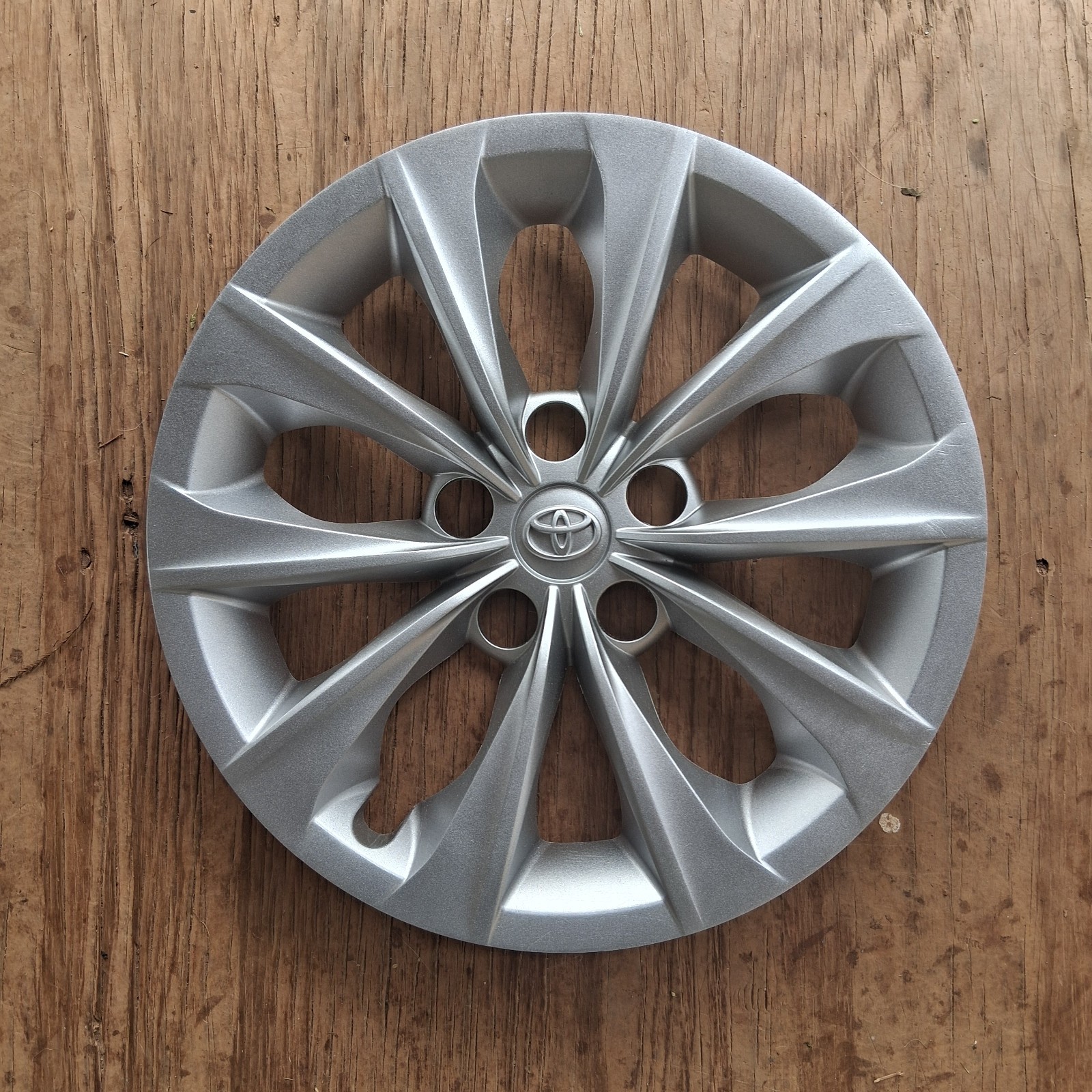 Toyota Camry hubcap 2015-2017 fits 16″ wheel 42602-06070, 61175 Repainted