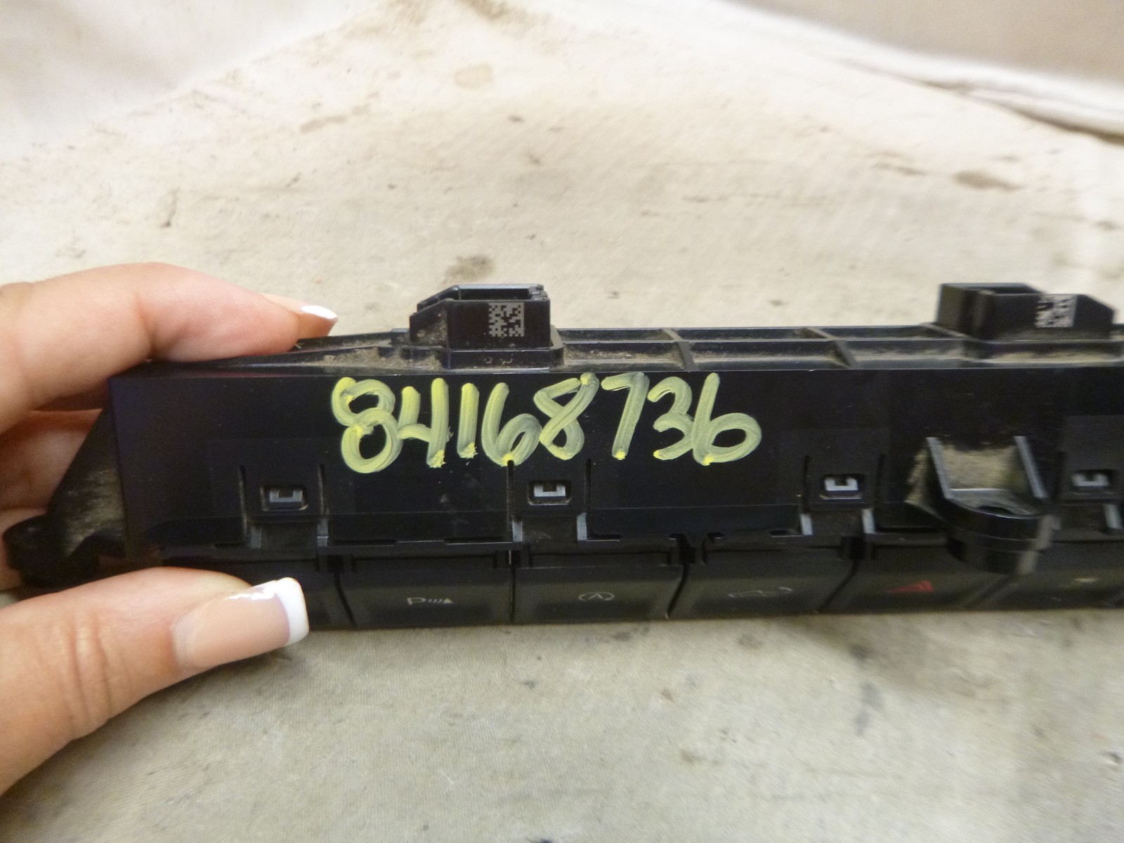 20 21 22 23 CHEVROLET SILVERADO 1500 Hazard Button 84168736 B116