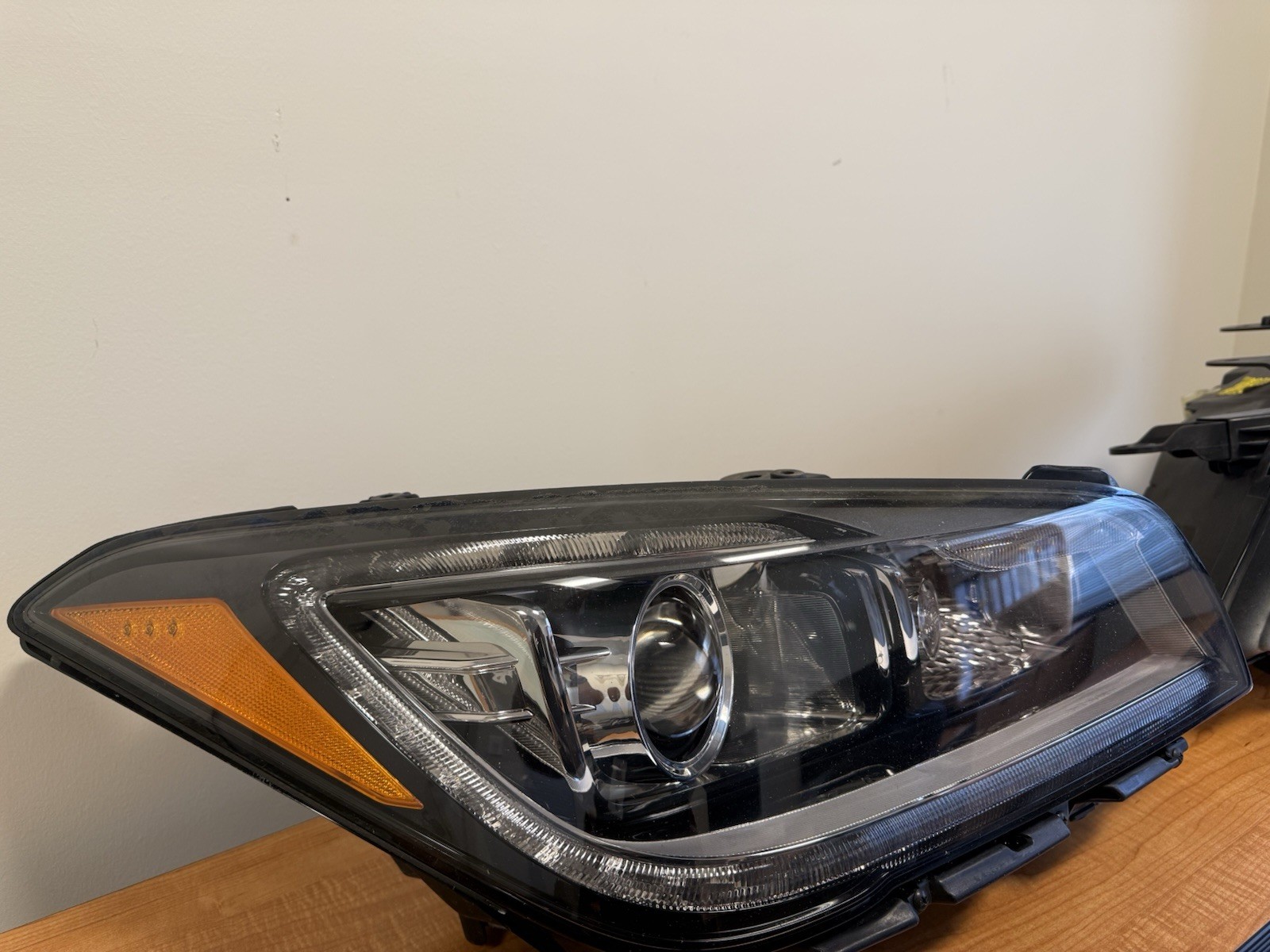 2015 Hyundai Genesis Sedan 5.0 V8 Left and Right Headlight Set