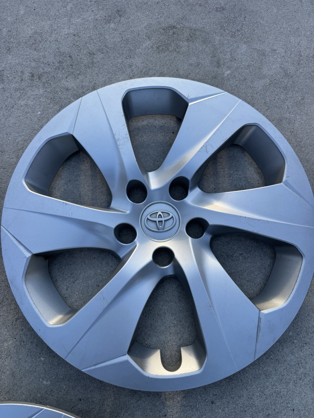 OEM Toyota Rav4 Hubcaps (Set of 3, Silver, 2019-2025 – Part #426020r040)
