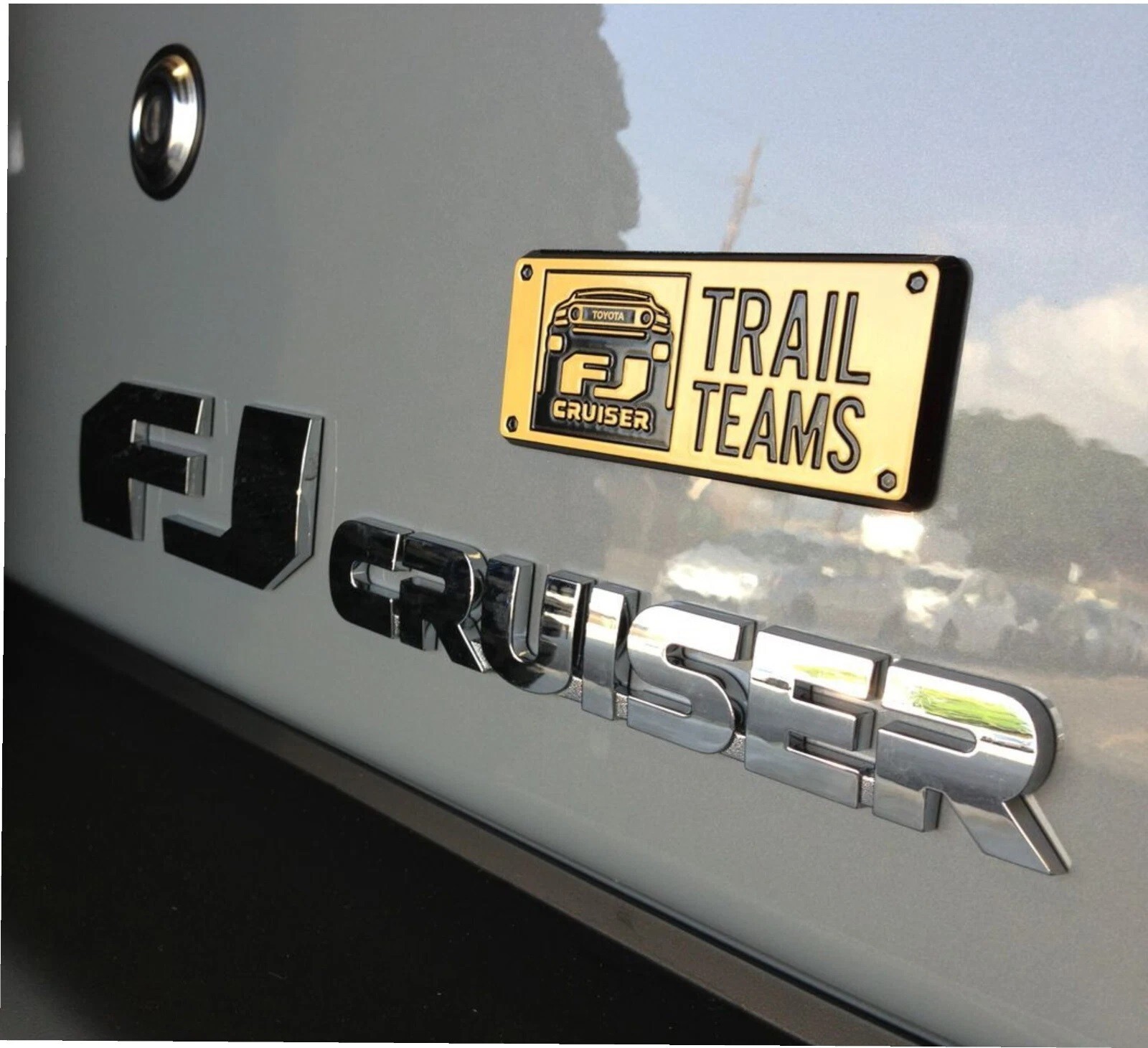 EMBLEM SPECIAL EDITION TRAIL TEAM FJ CRUISER 07-14 LIMITED PRODUCTION OEM GENUIN