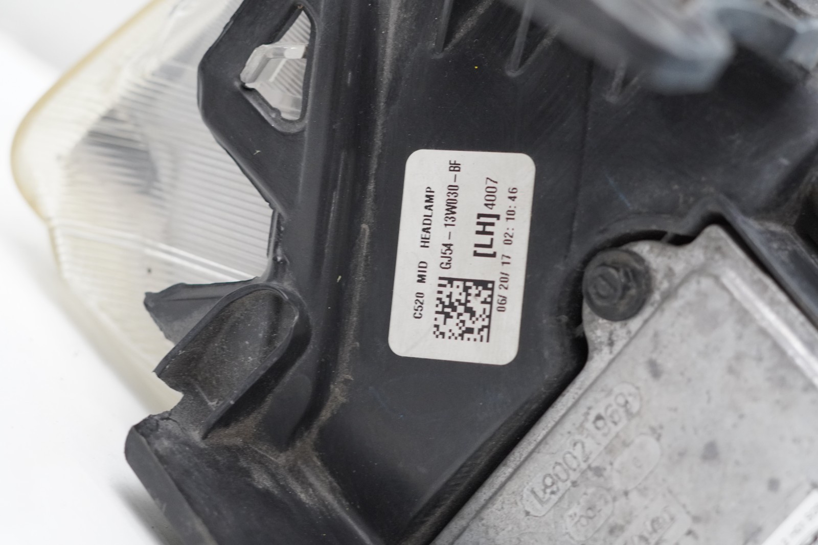 OEM | 2017 – 2019 Ford Escape Projector style Halogen W/led Left Driver W1
