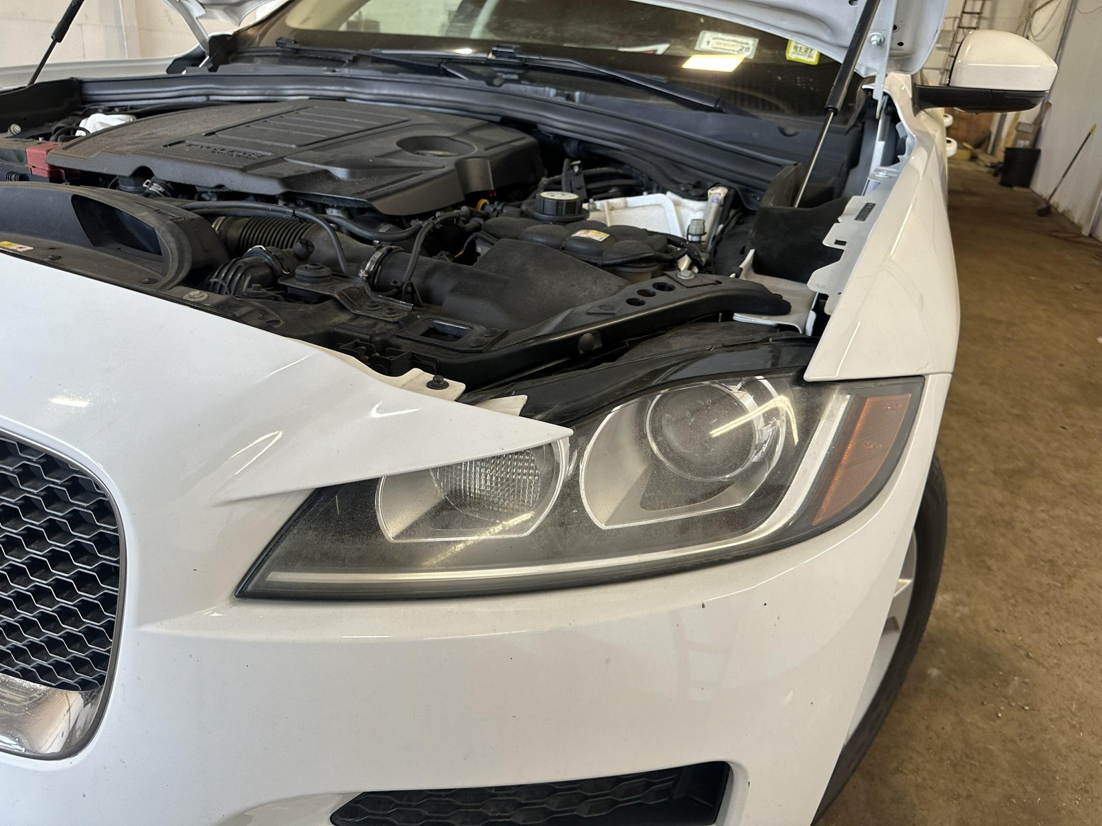 Used Left Headlight Assembly fits: 2018 Jaguar F-pace halogen Left Grade C