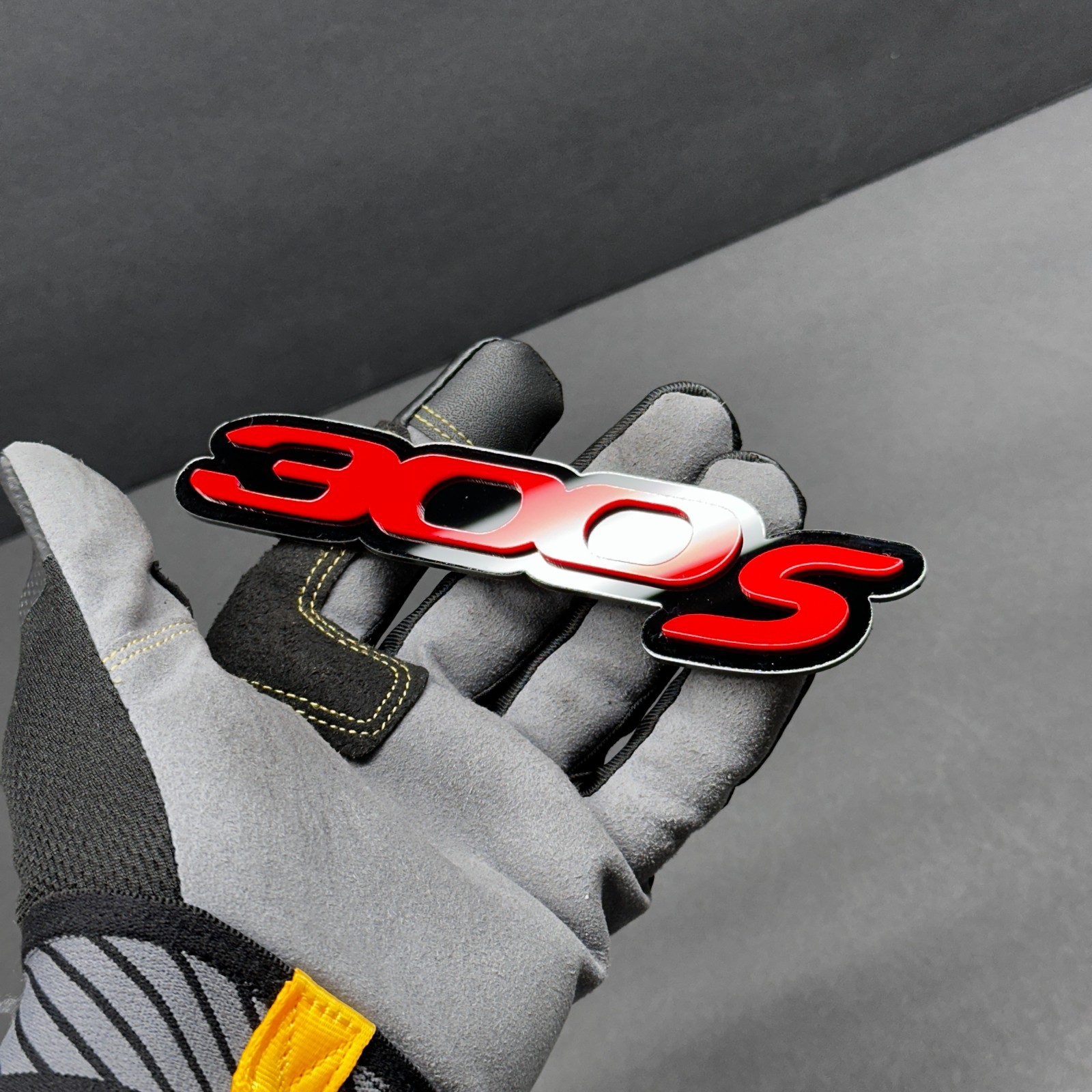 2PC(pair)300S Emblem Fender Badges RedBlack Aggressive Custom Design