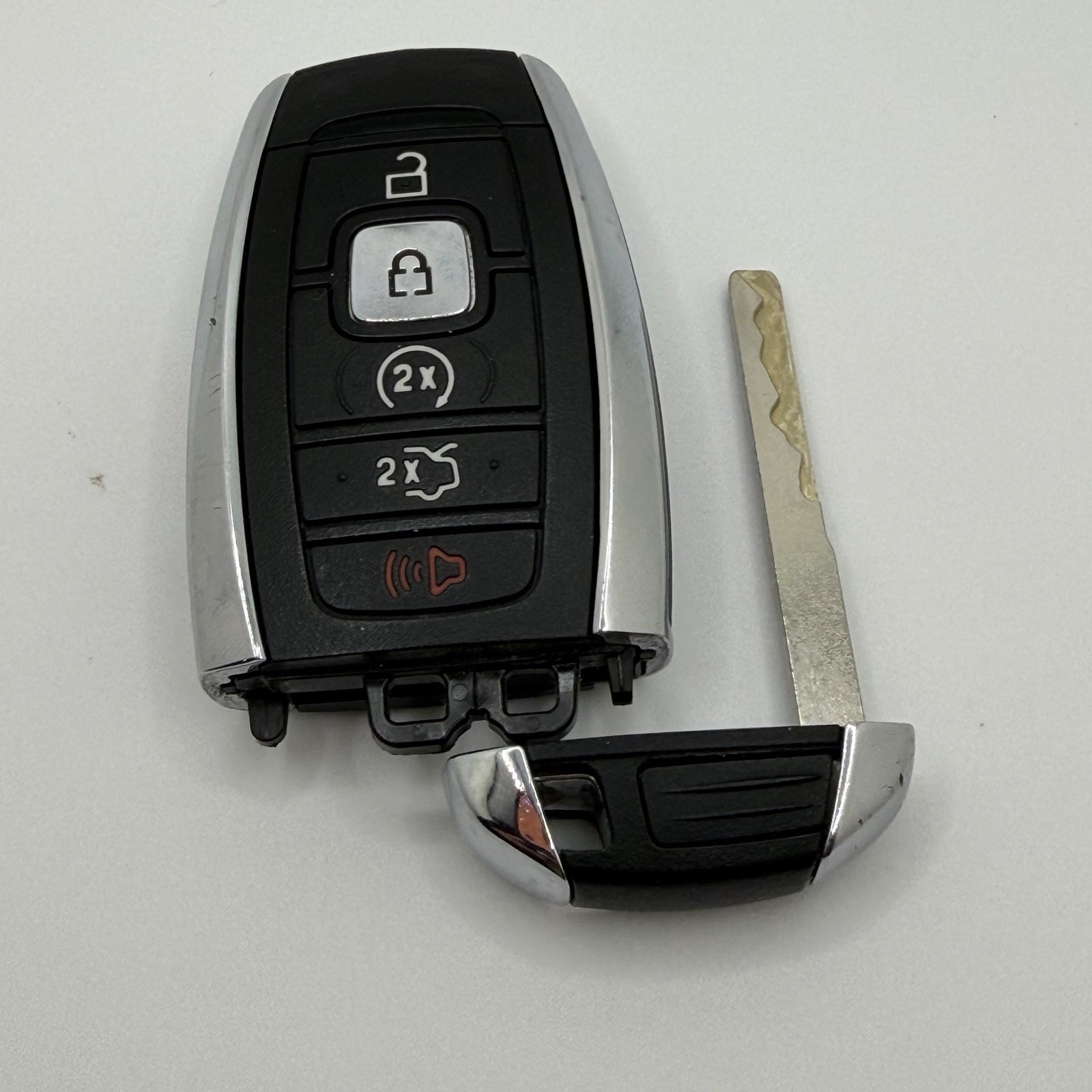 OEM Lincoln Smart Key Fob Remote M3N-A2C94078000 HP5T-15K601-BE Good Condition