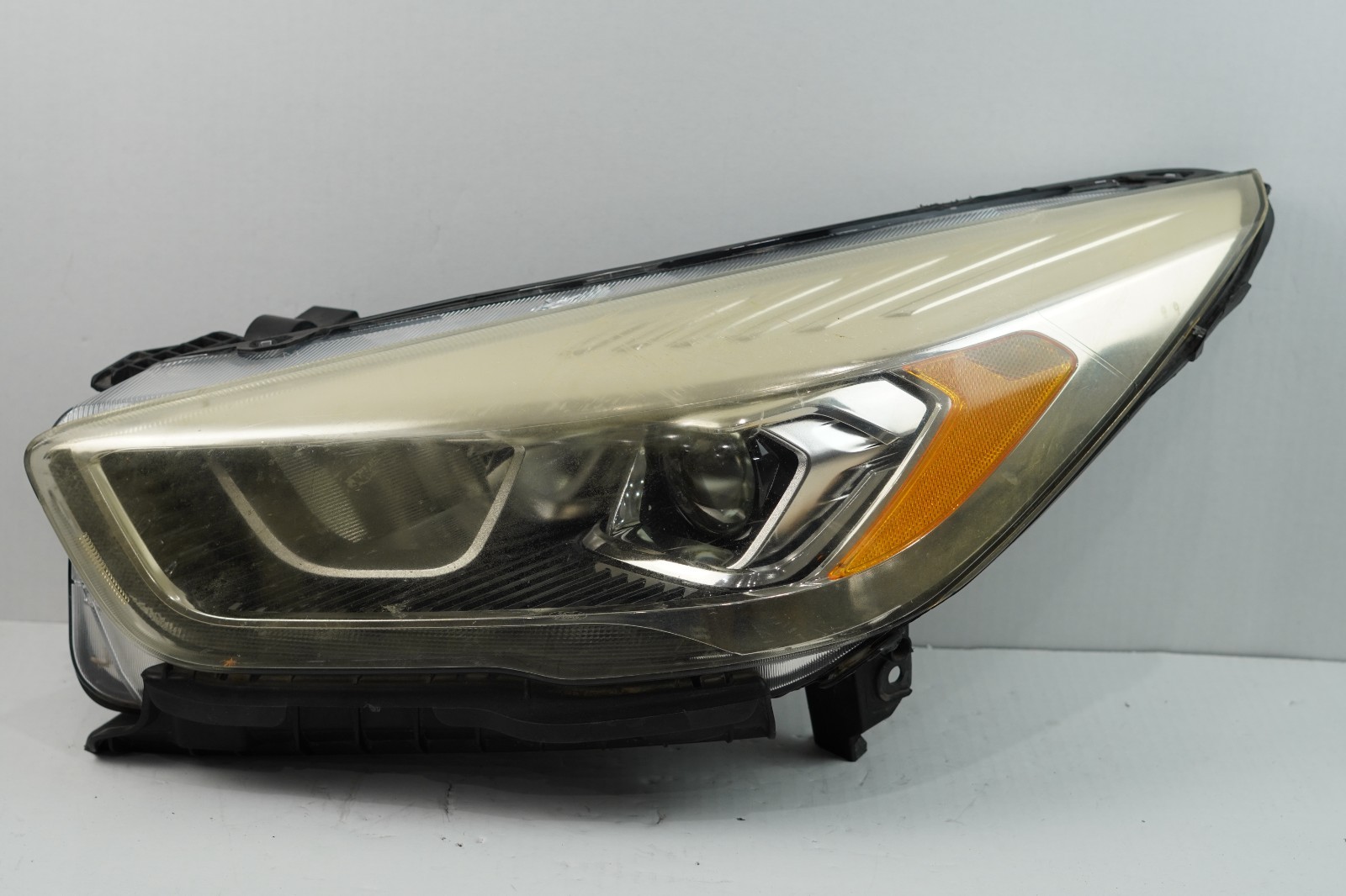 OEM | 2017 – 2019 Ford Escape Projector style Halogen W/led Left Driver W1