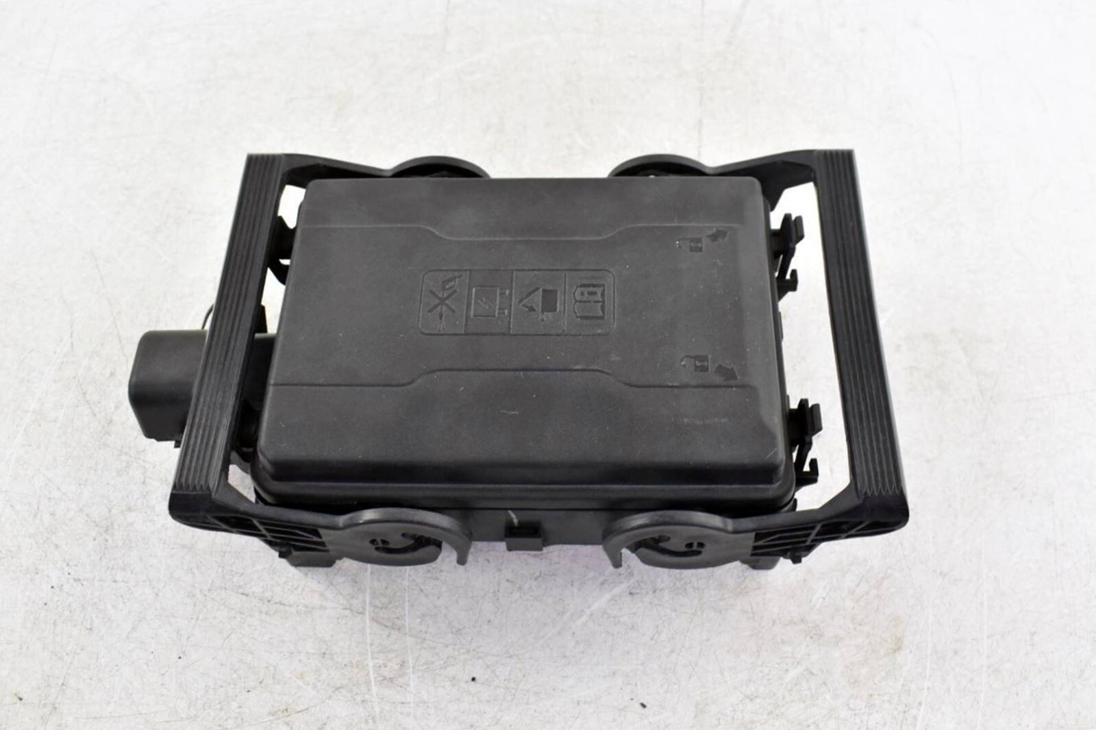 2014-2017 GMC Sierra 1500 Pickup Engine Fuse Box