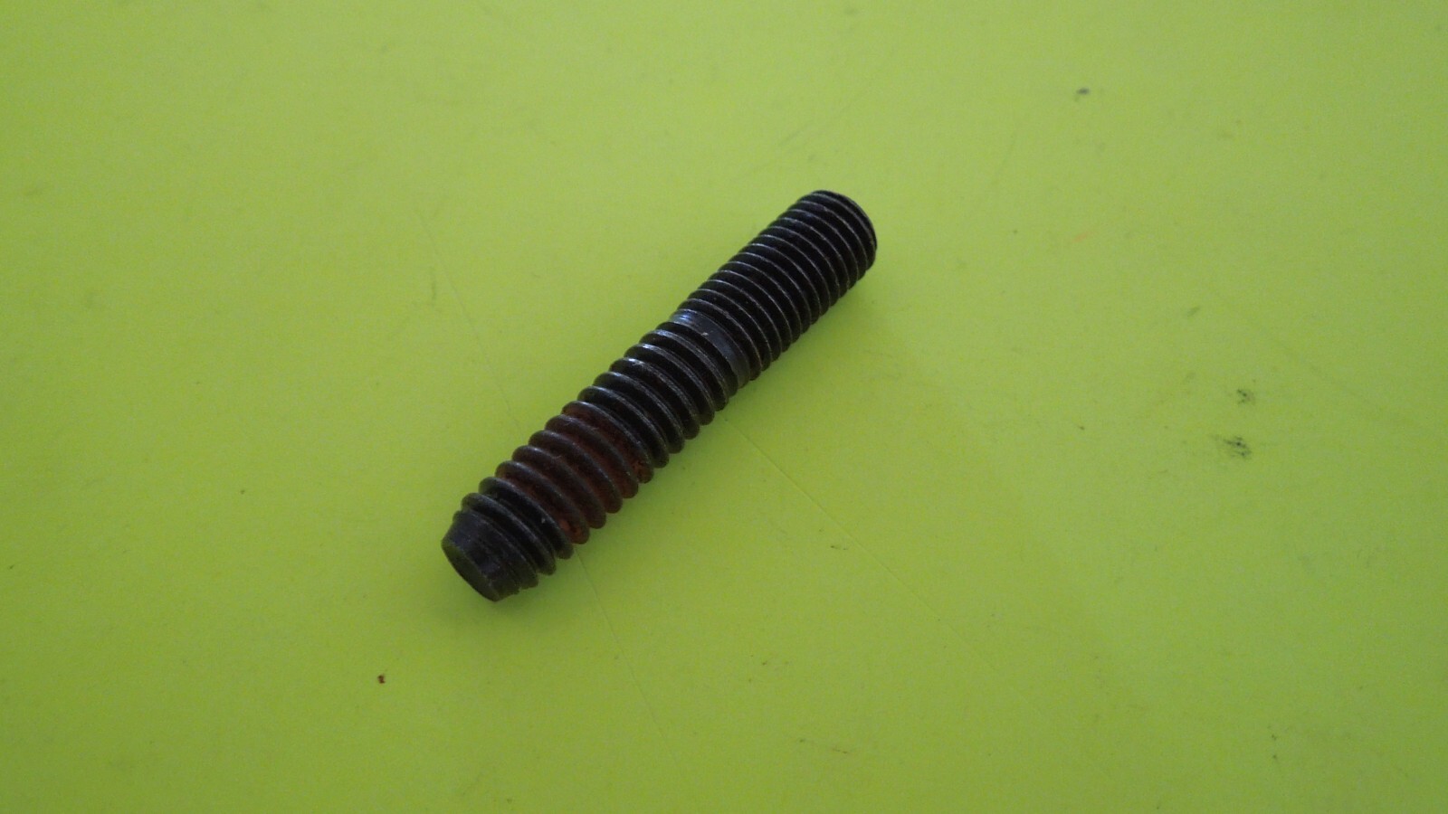 1 NOS OEM Harley Davidson 1/4″-28 x 1/4″-20 x 1-1/4″ Stud W/Sealant P/N 5226B