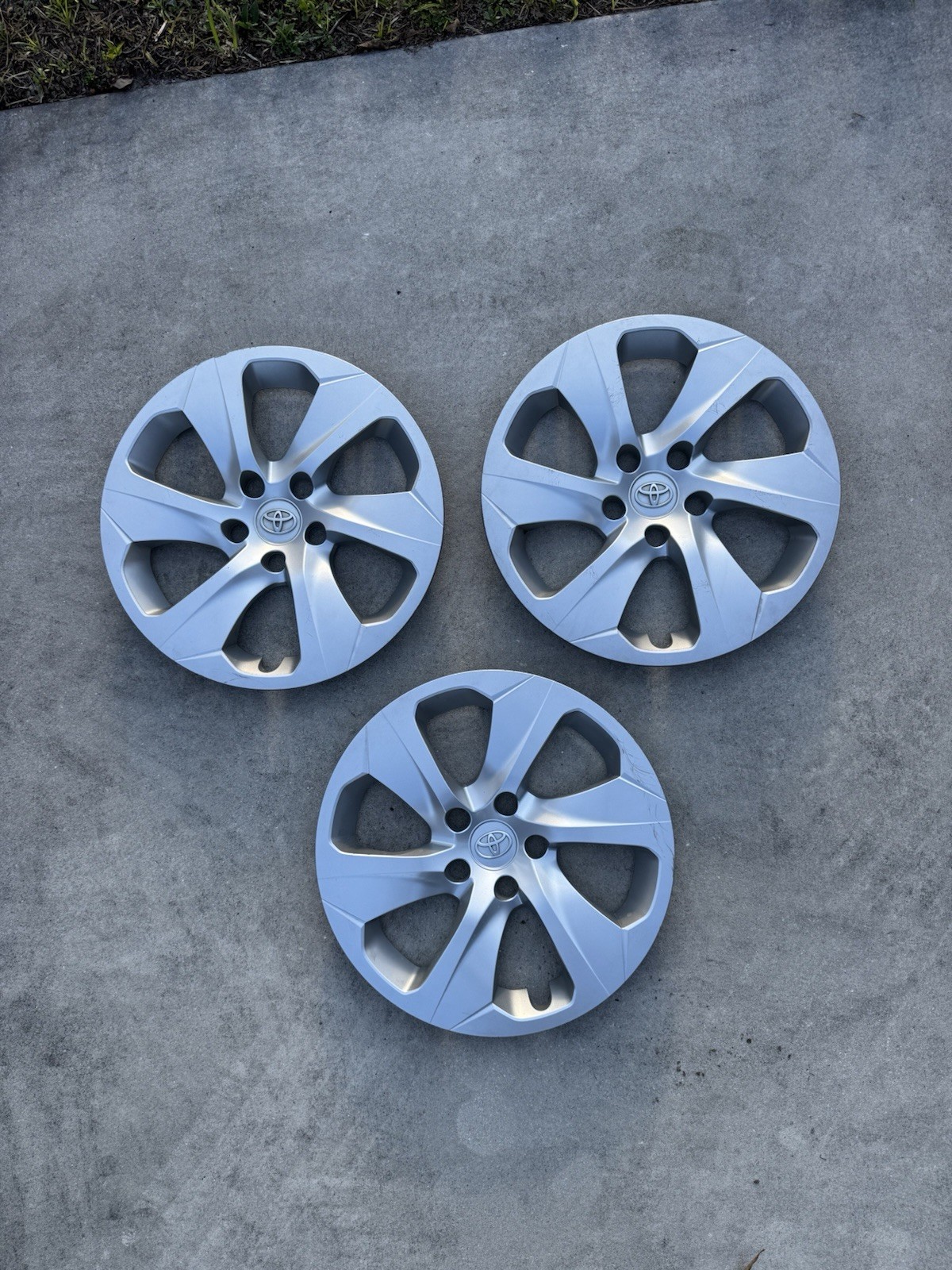 OEM Toyota Rav4 Hubcaps (Set of 3, Silver, 2019-2025 – Part #426020r040)