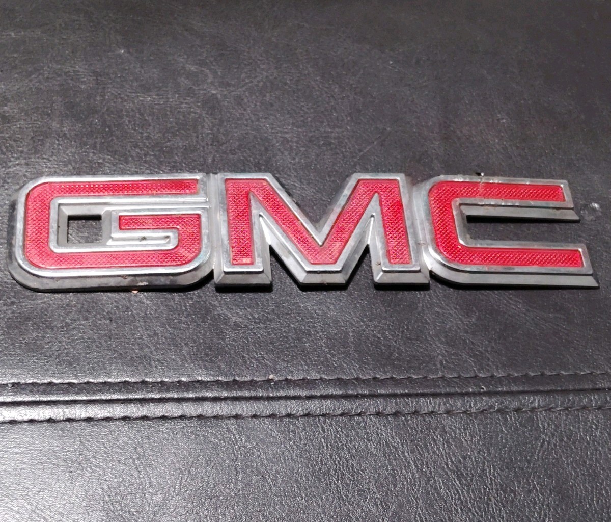1999 2000 2001 2002 2003 2004 2005-2006 GMC Sierra Tailgate Emblem 7” OEM