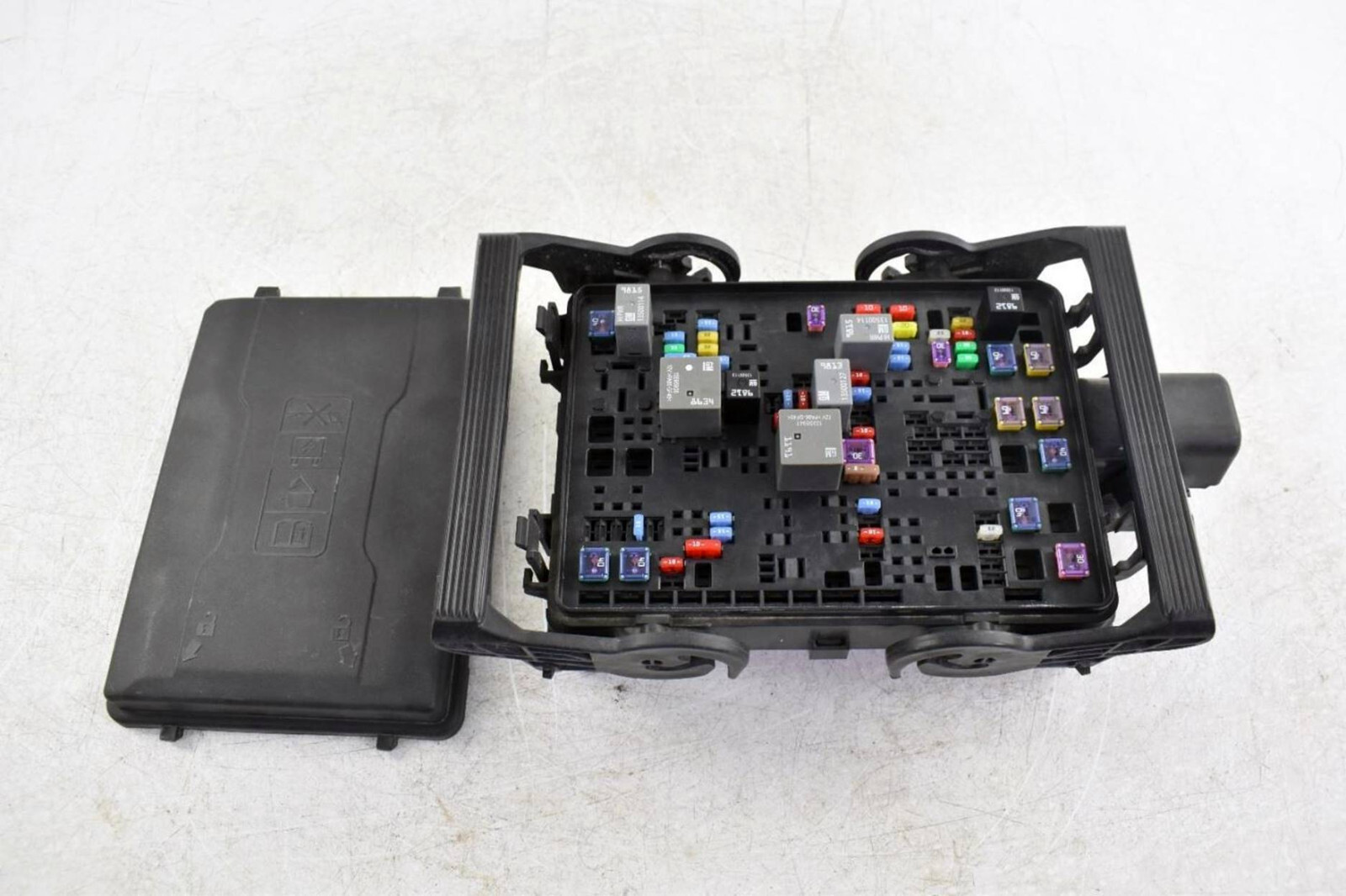 2014-2017 GMC Sierra 1500 Pickup Engine Fuse Box