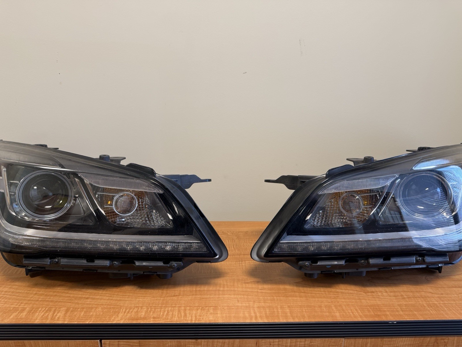2015 Hyundai Genesis Sedan 5.0 V8 Left and Right Headlight Set