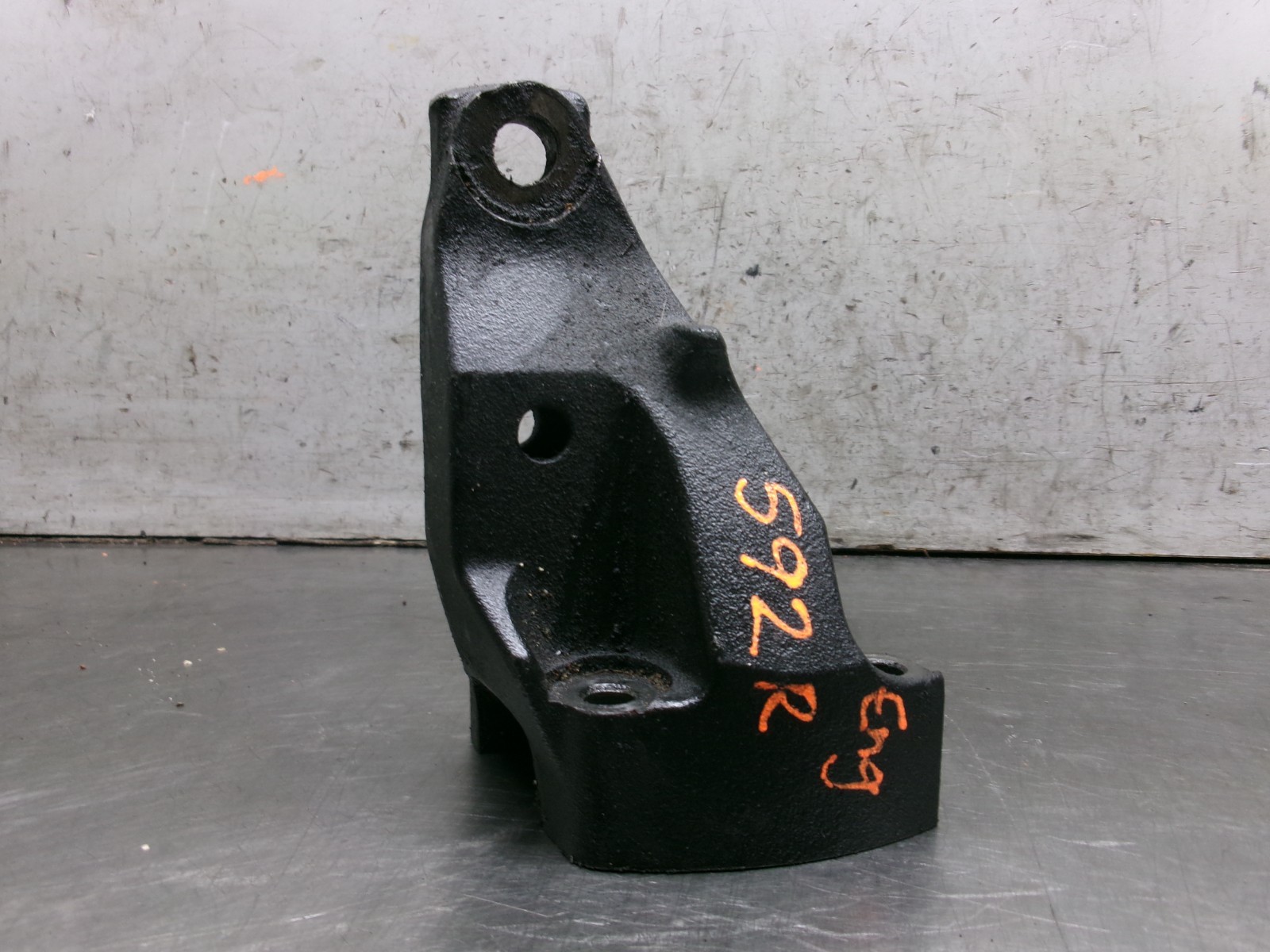 06 – 10 TOYOTA SIENNA RIGHT PASSENGER ENGINE MOUNT BRACKET