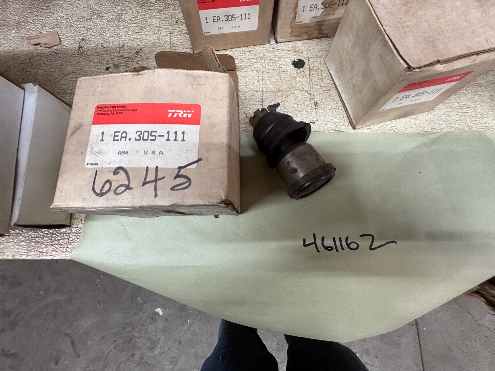 TRW 305-111 BALL JOINT ”” READ THE LISTING””- 9W MOOG CROSS K7025