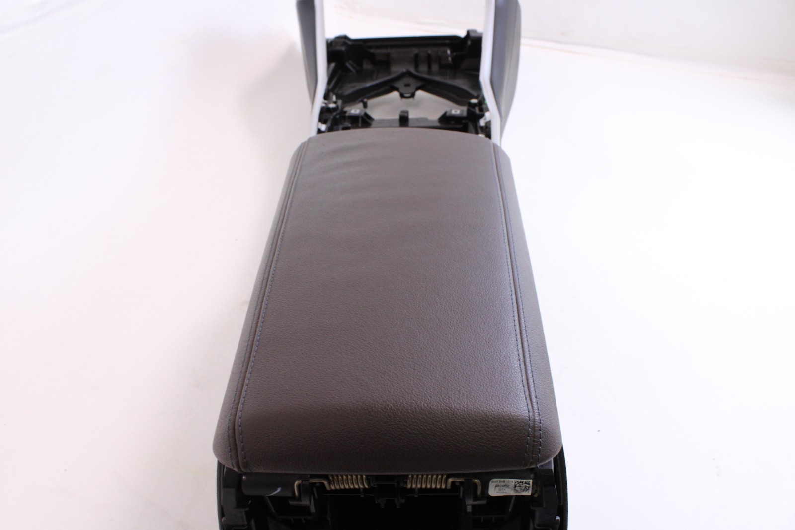 2019 – 2024 BMW G20 330XI CENTER CONSOLE MOUNTED ARMREST LID BROWN OEM # 18294