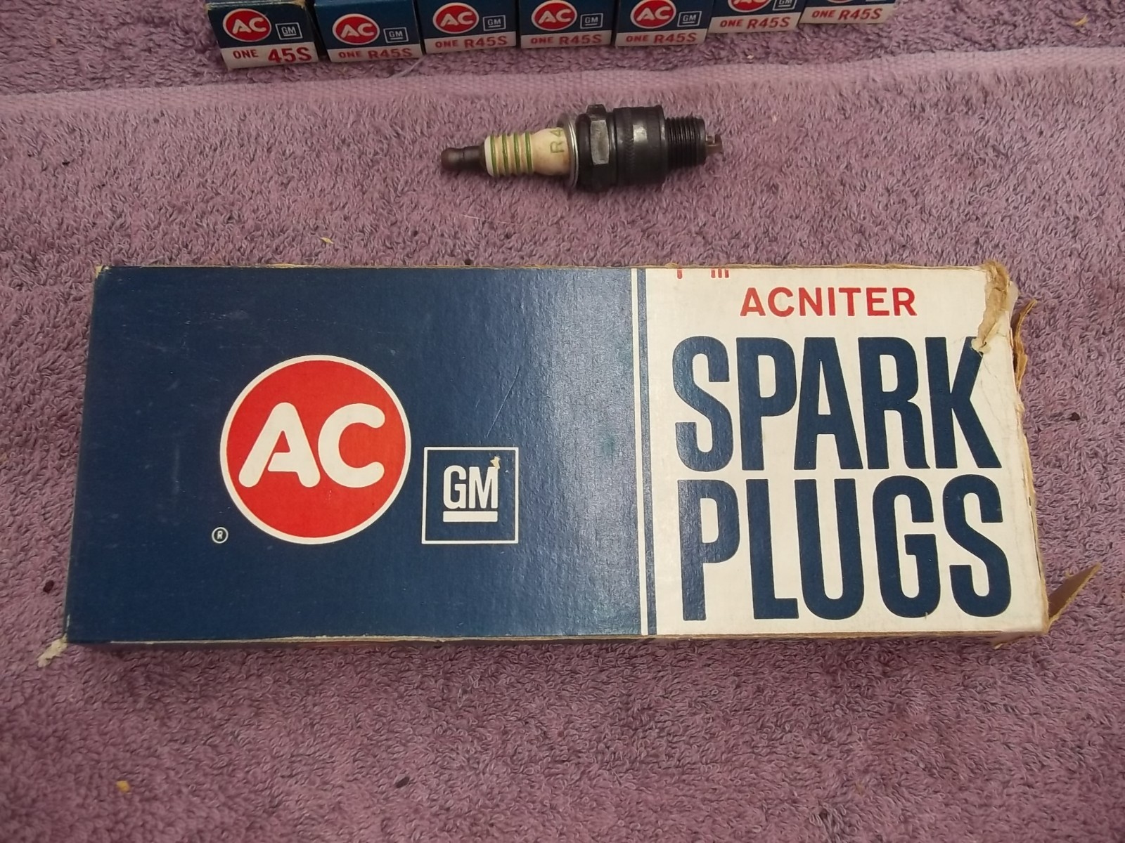 New Genuine GM ACDelco Spark Plugs R45S Set Of 8 (LS-39)