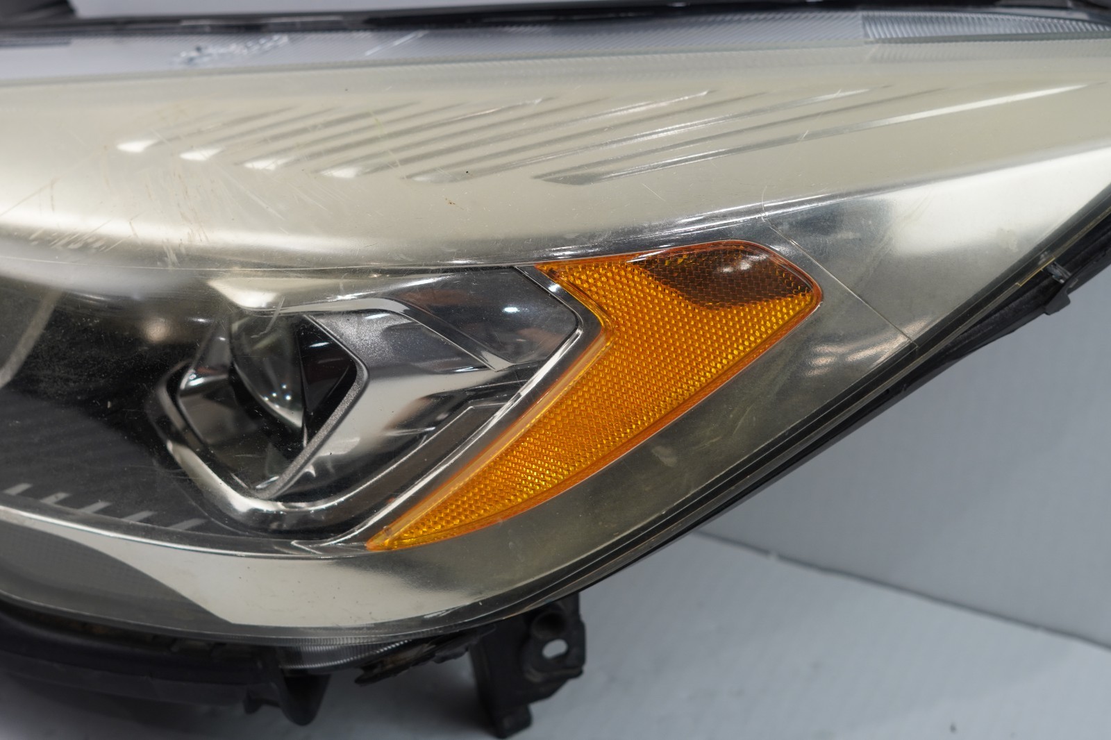 OEM | 2017 – 2019 Ford Escape Projector style Halogen W/led Left Driver W1