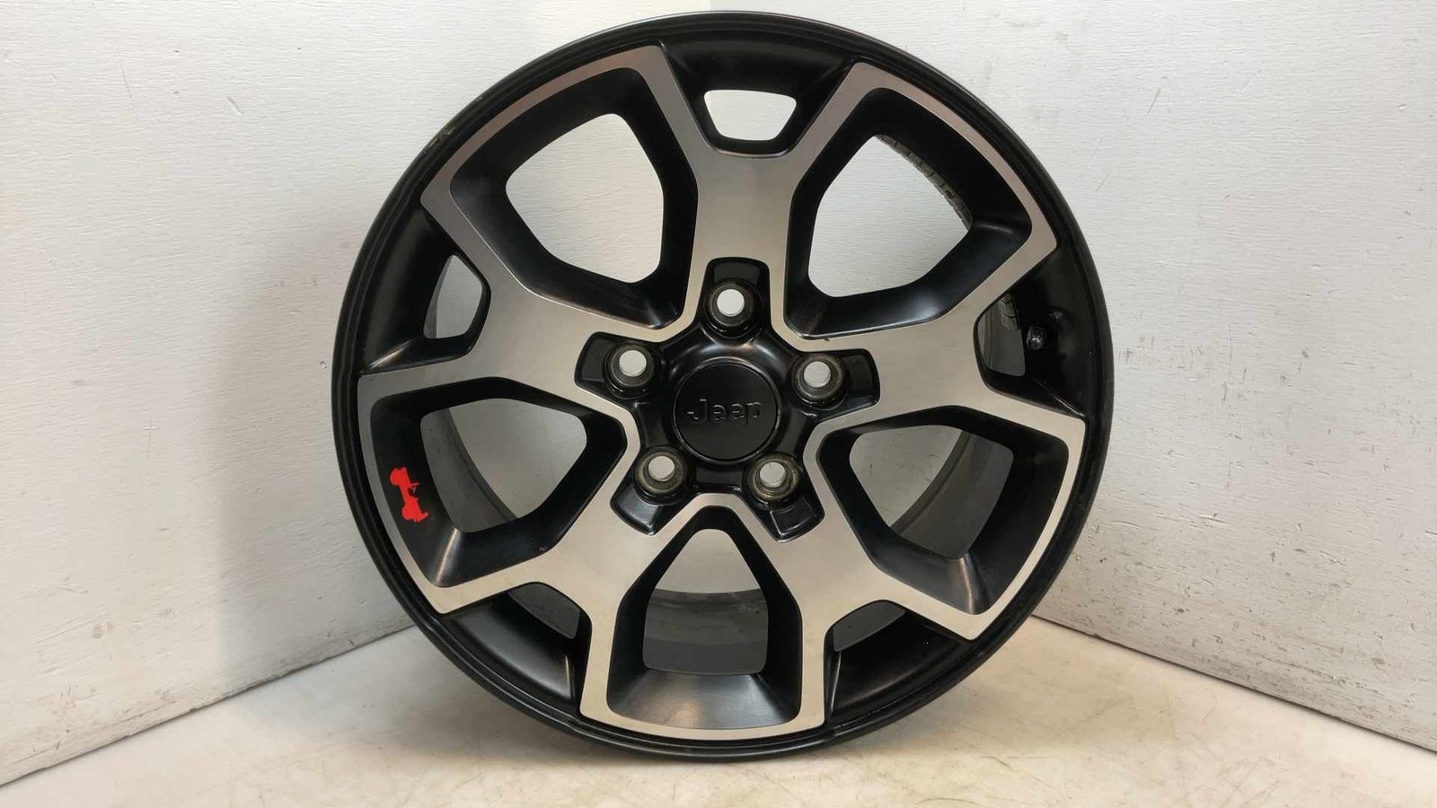 Used Wheel fits: 2021 Jeep Wrangler 17×7-1/2 5 spoke aluminum Y spoke machined f