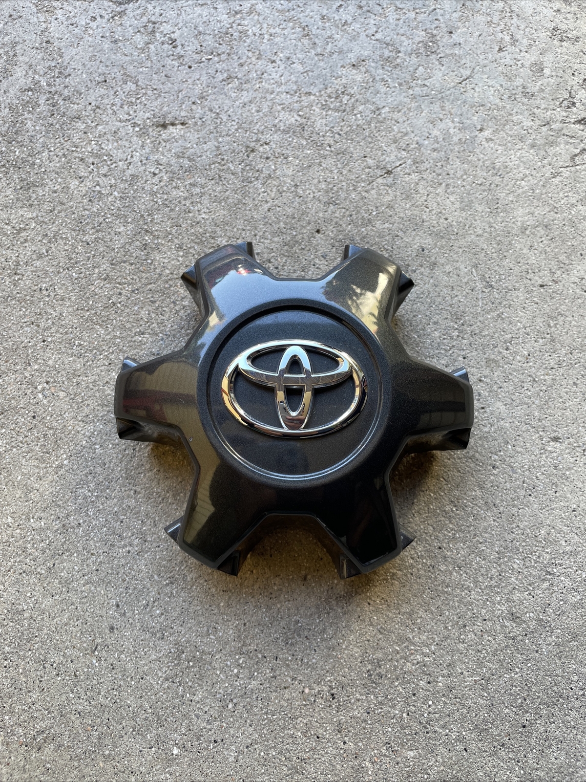 2016 – 2020 21 Toyota Tacoma 75189 Charcoal Wheel Center Hub Cap OEM 4260B-04050