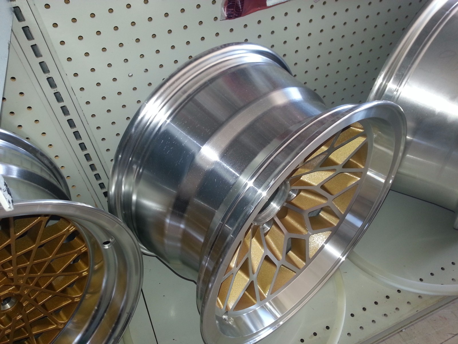 TRANS AM 17X9 INCH SNOWFLAKE WHEELS – CENTER CAPS – LUG NUT SET NEW! GOLD KIT!