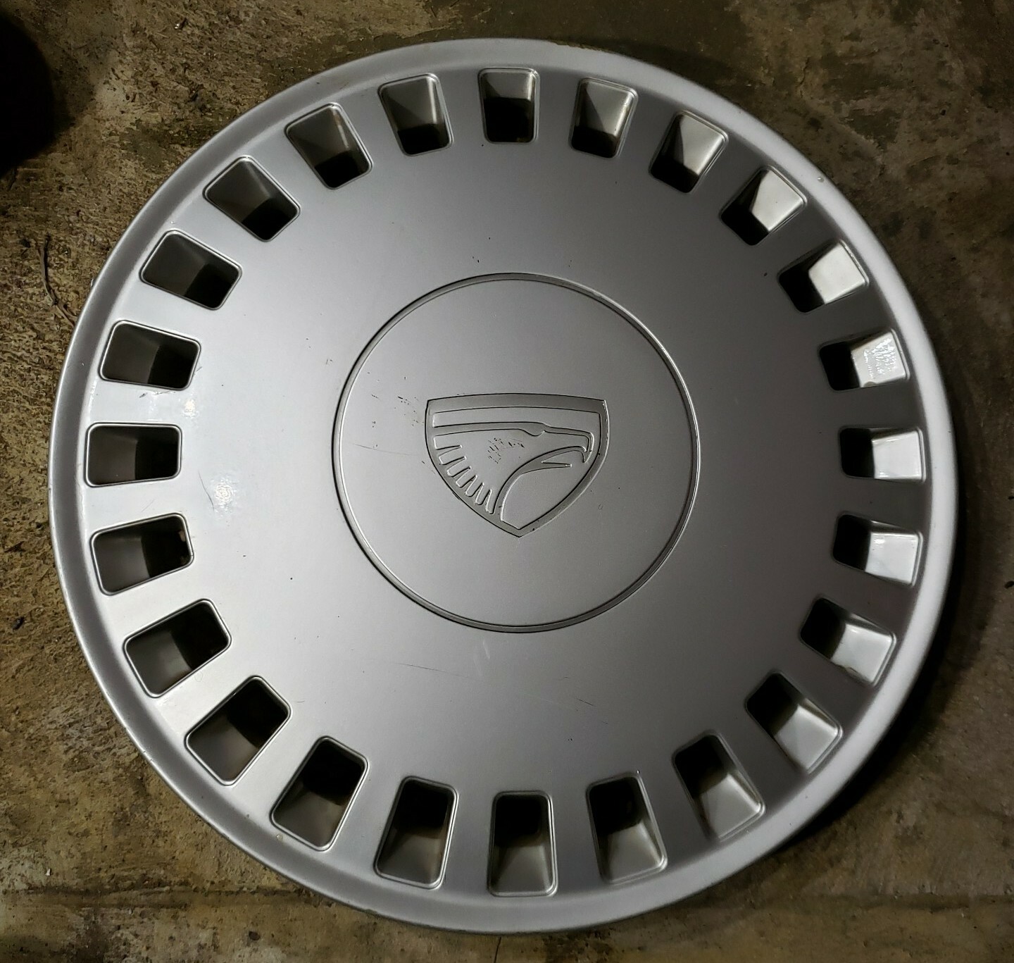 (1) OEM 1988-1992 Eagle Premier 14″ Hubcap Wheel Cover w/ Emblem #0A p/n 4472249