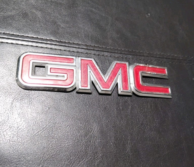 1999 2000 2001 2002 2003 2004 2005-2006 GMC Sierra Tailgate Emblem 7” OEM